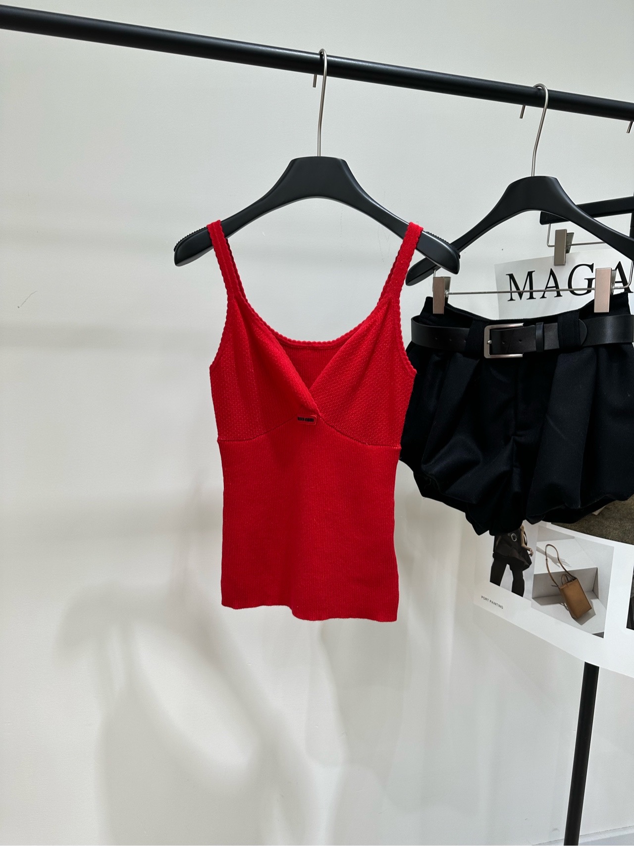 NO:708741,[M red logo deep V knitted suspender], fabric wool color red *｜Spaghetti strap vest 25SS early autumn new style new!  This vest is really extremely comfortable. Made of wool, the fabric is soft and skin-friendly, and has a slim fit. The cut is smooth and smooth, and the design of thin shoulder straps is simple and elegant yet feminine. The whole body is plain fabric, which reveals a sense of luxury in a low-key manner. Flat size S bust 68 stretch, length 56 M bust 72 stretch, length 57 L bust 76 stretch, length 58 There will be an error of 2~3 in manual measurement, which is normal.19860909【M红色徽标深V针织吊带】 ,面料羊毛 颜色红色 *｜细肩带背心 25SS早秋新款上新！ 这款背心真的是质感舒适到爆炸 用羊毛织造,面料柔软亲肤,弹力修身 裁剪垂顺流畅,细肩吊带的设计 简约大气又不失女人味,通体素色面料 低调中透露出奢华感 平铺尺码 S胸围68弹力,衣长56 M胸围72弹力,衣长57 L胸围76弹力,衣长58 手工测量会有2~3误差属于正常范围,,,Women's clothing