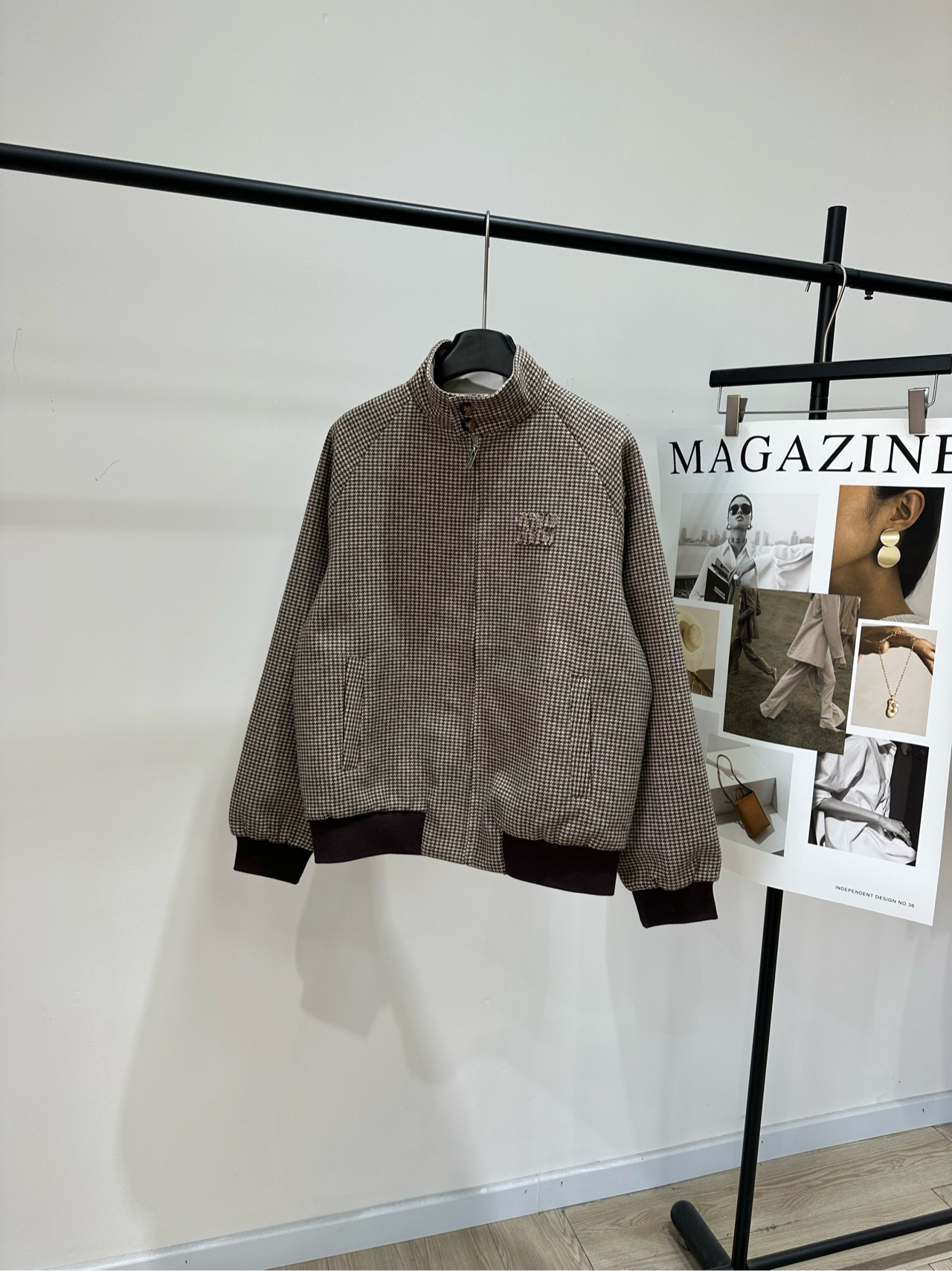 NO:709798,[M light coffee color houndstooth wool double-sided jacket], made of wool tweed + nylon, color light coffee color Miu's double-sided jacket, one side is retro houndstooth, one side is light khaki solid color. Easily switch styles! The fabric is soft and thick, perfect for autumn and winter. Waist design + ribbed cuff hem, slimming and warm. Logo embroidered on the chest is low-key and exquisite. It can be worn for commuting, dating, and shopping. Practical and fashionable, it is a must-have and versatile item in the wardrobe!  Flat size S Raglan sleeves, bust 112, length 63, shoulder sleeve length 75 M Raglan sleeves, bust 116, length 65, shoulder sleeve length 76 L Raglan sleeves, bust 120, length 67, shoulder sleeve length 77 Manual measurement will have an error of 2 to 3cm, which is within the normal range,,miumiu,jackets & coats,19860909【M浅咖色千鸟格毛呢双面夹克】 ,面料羊毛粗花呢+锦纶 颜色浅咖色 Miu这款双面穿夹克 一面复古千鸟格,一面浅卡其纯色 轻松切换风格! 面料柔软有厚度,秋冬穿超合适 收腰设计+罗纹袖口下摆,显身材又保暖 胸口刺绣Logo低调精致 通勤,约会,逛街都能穿 实用又时髦,是衣橱必备百搭单品! 平铺尺码 S插肩袖,胸围112,衣长63,肩袖长75 M插肩袖,胸围116,衣长65,肩袖长76 L插肩袖,胸围120,衣长67,肩袖长77 手工测量会有2～3cm误差属于正常范围,,miumiu,jackets & coats,,Women's clothing