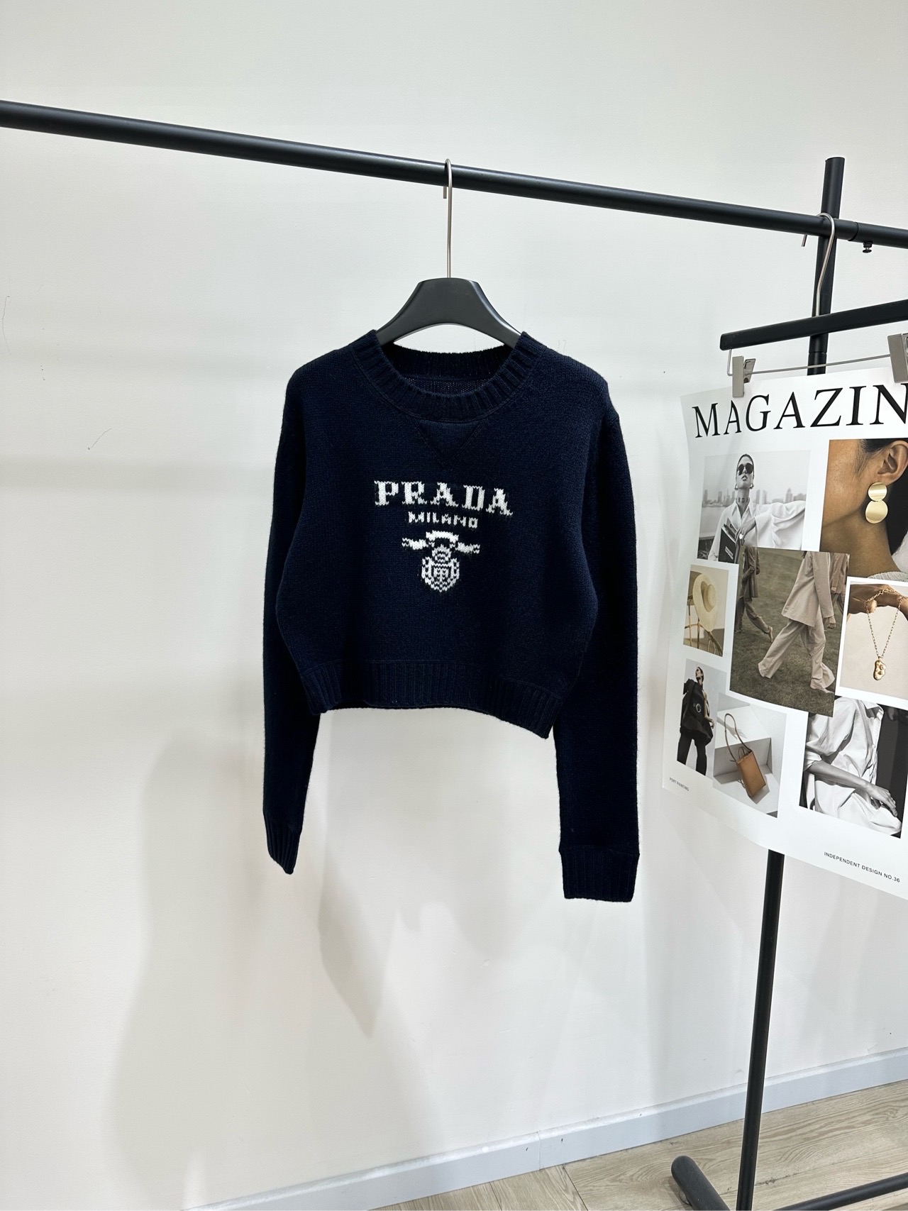 NO:709803,[P navy blue and white letter jacquard long-sleeved short sweater], fabric 70 wool cashmere, color navy, original customized Prad* jacquard logo wool sweater, made of high-quality wool, soft and warm, perfect for autumn and winter! 'PRAD* MILANO' logo + shield pattern on the chest, full of brand feel. Dark navy blue, regular cut, good to wear alone or inside, versatile and easy to wear. Jersey knitting technology, durable and not easy to deform.  It can be easily controlled for commuting and leisure, and the simple and high-end feeling is full! Flat size S shoulder width 42, bust 100, length 42, sleeve length 62 M shoulder width 43, chest 104, length 44, sleeve length 63 L shoulder width 44, chest 108, length 46, sleeve length 64 Manual measurement will have an error of 2 to 3cm, which is normal, prada, sweaters,19860909【P藏蓝白字母提花长袖短毛衣】 ,面料70羊毛羊绒 颜色藏蓝 原版定制Prad*这款提花徽标羊毛毛衣 采用高品质羊毛,柔软又保暖 秋冬穿超合适! 胸前'PRAD* MILANO'徽标+盾形图案 品牌感满满 深藏蓝色,常规剪裁,单穿或内搭都很OK 百搭不挑人 平针针织工艺,版型耐穿不易变形 通勤休闲都能轻松驾驭,简约高级感直接拉满! 平铺尺码 S肩宽42,胸围100,衣长42,袖长62 M肩宽43,胸围104,衣长44,袖长63 L肩宽44,胸围108,衣长46,袖长64 手工测量会有2～3cm误差属于正常范围,,prada,sweaters,,Women's clothing