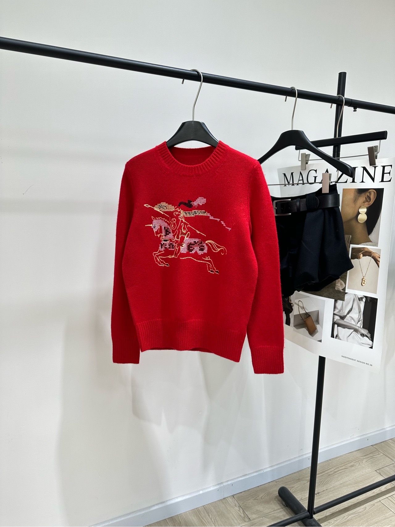 NO:709809,[bbr red horse embroidered crew neck sweater], fabric 70% wool 30% cashmere, color red * Start the New Year with the spirit of chivalry. Classic plaid meets horse totem, interpreting freedom and elegance. True red is super white. Equestrian knight logo embroidery on the chest, full of festive atmosphere. Superfine merino wool blend, skin-friendly and warm. Lazy and casual, you can also layer shirts. College style or minimalist style are OK! New Year  It’s super ceremonial to wear in your zodiac year. Pair it with black slim-fitting pants. The red and black color scheme is neat and slimming. It’s a must-have when visiting relatives and friends! Flat size S Shoulder width 35, bust 92 stretch, length 59, sleeve length 61 M Shoulder width 37, bust 96 stretch, length 61, sleeve length 62 L Shoulder width 39, bust 100 stretch, length 63, sleeve length 63  There will be an error of 2-3cm due to manual measurement, which is within the normal range, sweaters, shirts,19860909【bbr 红色骏马刺绣圆领毛衣】 ,面料70羊毛30羊绒 颜色红色 *   以骑士精神,开启新年征程 经典格纹邂逅骏马图腾 诠释自由与风雅 正红色超显白 胸前马术骑士徽标刺绣,节日氛围感拉满 超细美利奴羊毛混纺,亲肤又保暖 慵懒随性还能叠穿衬衫 学院风or极简风都OK!新年 本命年穿它超有仪式感 搭配黑色修身裤 红黑配色利落显瘦,走亲访友必备! 平铺尺码 S肩宽35,胸围92弹力,衣长59,袖长61 M肩宽37,胸围96弹力,衣长61,袖长62 L肩宽39,胸围100弹力,衣长63,袖长63 手工测量会有2～3cm误差属于正常范围,,sweaters,shirts,,Women's clothing