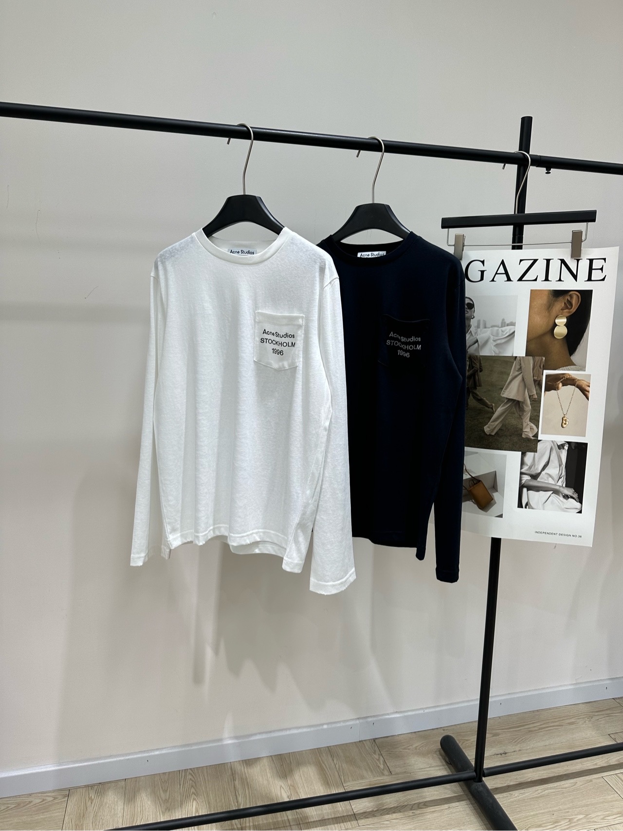 NO:709793,[AC single pocket letter printed long-sleeved T-shirt], made of pure cotton, color white, navy Acne Studios 1996 pocket long-sleeved T-shirt. Made of pure cotton, soft and comfortable, suitable for daily wear. Chest pocket + 'STOCKHOLM1996' is simple and recognizable. Loose fit, ribbed round neck, available in white and navy. Versatile and not picky. Whether worn alone or layered, you can easily create a lazy and casual style. It is a basic wardrobe essential! Flat size  S shoulder width 46, chest circumference 108, length 66, sleeve length 64 M shoulder width 47, chest circumference 112, length 68, sleeve length 65 L shoulder width 48, chest circumference 116, length 70, sleeve length 67 Manual measurement will have an error of 2 to 3cm, which is within the normal range, Acne studios, dior, tees, t-shirt,19860909【AC单口袋字母印花长袖T】 ,面料全棉 颜色白色、藏青 Acne Studios 1996口袋长袖T恤 采用纯棉,柔软舒适,适合日常穿着 胸前口袋+'STOCKHOLM1996”简约又有辨识度 宽松版型,罗纹圆领,白色和藏蓝可选 百搭不挑人 无论单穿还是内搭,都能轻松打造慵懒随性风格 是衣橱必备基础款! 平铺尺码 S肩宽46,胸围108,衣长66,袖长64 M肩宽47,胸围112,衣长68,袖长65 L肩宽48,胸围116,衣长70,袖长67 手工测量会有2～3cm误差属于正常范围,,acne studios,dior,tees，t-shirt,,Women's clothing