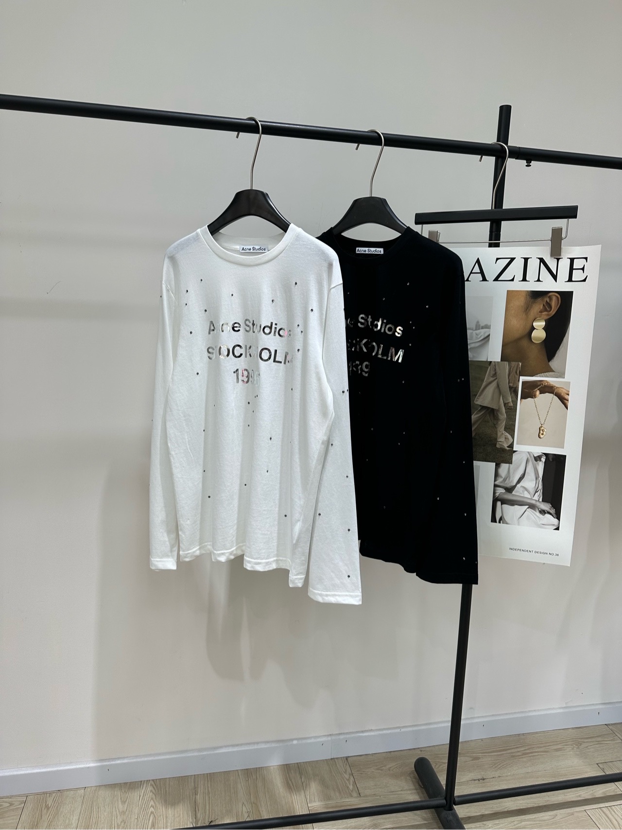 NO:710300,[AC black and white silver letter hot rhinestone long-sleeved T-shirt], made of 100% cotton, color white, black Acne Studios 1996 series mirrored rhinestone long-sleeved T-shirt, limited to North America, black cotton fabric is soft and comfortable, mirrored silver lettering + rhinestone embellishment, low-key and luxurious. Loose fit, easy to control in daily life or festivals. It looks super layered when paired with bright-colored trousers!  The 1996 series is a classic of the brand, with both design and practicality. A must-have for fashion lovers. Flat size: S shoulder width 46, chest 108, length 66, sleeve length 64 M shoulder width 47, chest 112, length 68, sleeve length 65 L shoulder width 48, chest 116, length 70, sleeve length 67. There will be an e19860909【AC黑白银色字母烫钻长袖T】 ,面料全棉 颜色白色、黑色 Acne Studios 1996系列镜面水钻长袖T恤 北美限定,黑色棉质面料柔软舒适 镜面银色字母+水钻点缀,低调又奢华 宽松版型,日常或节日都能轻松驾驭 搭配亮色裤装超有层次感！ 1996系列是品牌经典,设计感与实用性兼具 时尚爱好者必入 平铺尺码 S肩宽46,胸围108,衣长66,袖长64 M肩宽47,胸围112,衣长68,袖长65 L肩宽48,胸围116,衣长70,袖长67 手工测量会有2～3cm误差属于正常范围,,acne studios,dior,tees，t-shirt,,Women's clothing