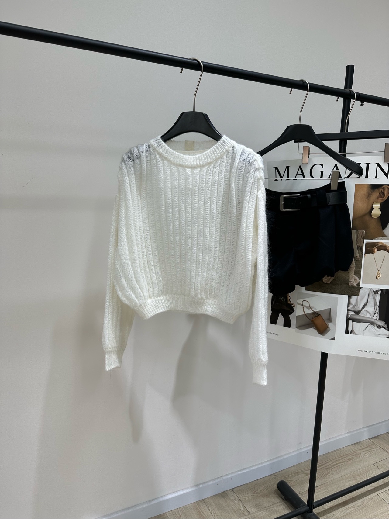 NO:710296,[loe milk white lantern sleeve mohair sweater], fabric 47 mohair blend, color milk white, original customization!  Luo Yiwei 26 early spring series milk white lantern sleeve sweater. Mohair blended material, soft and fluffy. Super atmospheric for autumn and winter. Vertical striped knitting + loose lantern sleeves, playful and gentle. Short waist design, paired with high-waisted culottes to show your body proportions!  The milky white color is versatile and can easily create a lazy and high-end style. It is suitable for commuting and dating. It looks better with a plaid skirt or a light-colored item ~ Flat size S Shoulder width 54, chest 130, length 47, sleeve length 52 M Shoulder width 55, chest 134, length 49, sleeve length 53 L Shoulder width 56, chest 138, length 51, sleeve length 54  There will be an error of 2 to 3cm due to manual measurement, which is within the normal range, loewe, loewe, skirts, sweaters,19860909【loe奶白色灯笼袖马海毛毛衣】 ,面料47马海毛混纺 颜色奶白色 原版定制！ 罗意威26早春系列奶白色灯笼袖毛衣 马海毛混纺材质,柔软蓬松 秋冬穿超有氛围感 竖条纹针织+宽松灯笼袖,俏皮又温柔 短款露腰设计,搭高腰裙裤显身材比例！ 奶白色百搭,轻松打造慵懒高级风 通勤约会都适合,配格纹裙或浅色单品更出彩～ 平铺尺码 S肩宽54,胸围130,衣长47,袖长52 M肩宽55,胸围134,衣长49,袖长53 L肩宽56,胸围138,衣长51,袖长54 手工测量会有2～3cm误差属于正常范围,,loewe,loewe,skirts,sweaters,,Women's clothing