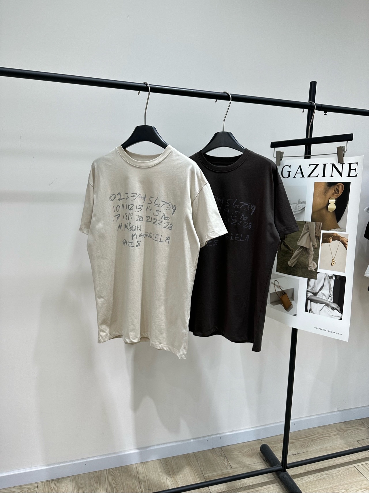 NO:712828,[mm6 graffiti digital printed short-sleeved T], made of 100% cotton, color beige, dark brown, Maison Margiela 26 spring and summer series digital graffiti T-shirt, loose fit, soft and comfortable cotton fabric, super friendly for daily wear, handwritten number + brand logo on the front, perfect recognition  Simple yet individual, full of fashion!  Flat size S shoulder width 50, chest 110, length 69, sleeve length 18 M shoulder width 51, chest 114, length 70, sleeve length 19 L shoulder width 52, chest 118, length 71, sleeve length 20 Manual measurement will have an error of 2 to 3cm, which is within the normal range, masion margiela, T-shirt, tees, t-shirt,19860909【mm6涂鸦数字印花短袖T】 ,面料全棉 颜色米杏色、深棕色 Maison Margiela 26春夏系列数字涂鸦T恤 宽松版型,棉质面料柔软舒适 日常穿着超友好 正面手写数字+品牌标识,辨识度满分 米杏色和深棕色可选,米杏色清新百搭 深棕色复古高级 春夏单穿或秋冬内搭都很OK 轻松打造慵懒随性风格 简约又有个性,时髦感拉满！ 平铺尺码 S肩宽50,胸围110,衣长69,袖长18 M肩宽51,胸围114,衣长70,袖长19 L肩宽52,胸围118,衣长71,袖长20 手工测量会有2～3cm误差属于正常范围,,masion margiela,T-shirt,tees，t-shirt,,Women's clothing