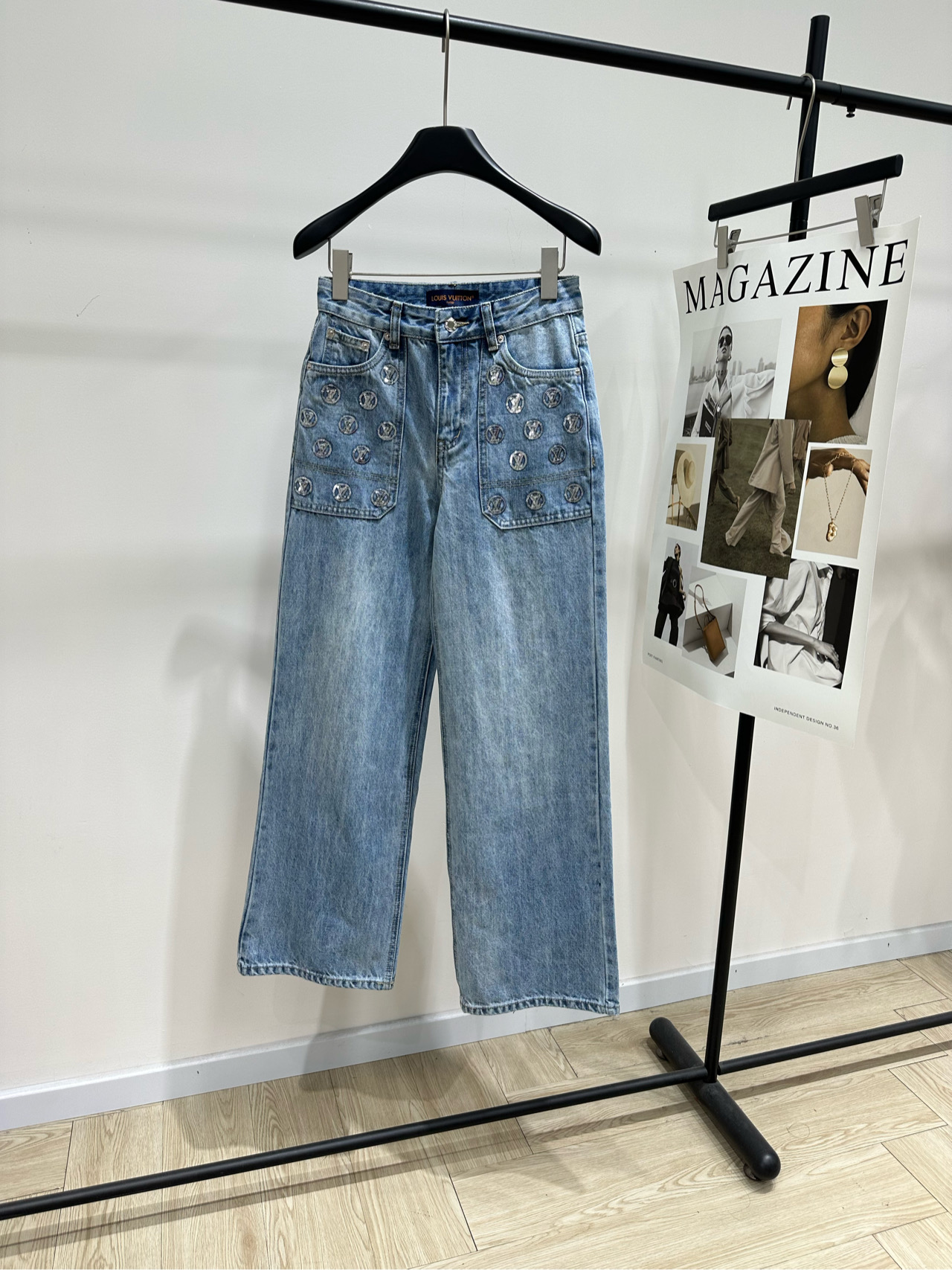 NO:713299,[LV sequined circle letter embroidered denim trousers], fabric denim cotton, color light blue, LV 2025 ski series women's jeans, light blue washed denim fabric, full of retro and distressed feel, front pockets decorated with round sequins, super eye-catching, highly recognizable, loose straight fit, comfortable and fashionable, easy to wear in daily life or parties, high-end craftsmanship + unique design, a popular item in autumn and winter, extremely fashionable, flat size  S waist 66, hip 92, trouser length 104 M waist 70, hip 96, trouser length 105 L waist 74, hip 100, trouser length 106 There will be an error of 2 to 3cm in manual measurement, which is within the normal range,,louis vuitton,jeans,19860909【lv亮片圆圈字母刺绣牛仔长裤】 ,面料牛仔棉 颜色浅蓝 LV 2025滑雪系列女士牛仔裤 浅蓝水洗丹宁面料,复古做旧感满满 正面口袋点缀圆形亮片 超吸睛,辨识度超高 宽松直筒版型,舒适又时髦 日常或派对都能轻松驾驭 高端工艺+独特设计,是秋冬热门单品 时尚感爆棚 平铺尺码 S腰围66,臀围92,裤长104 M腰围70,臀围96,裤长105 L腰围74,臀围100,裤长106 手工测量会有2～3cm误差属于正常范围,,louis vuitton,jeans,,Women's clothing