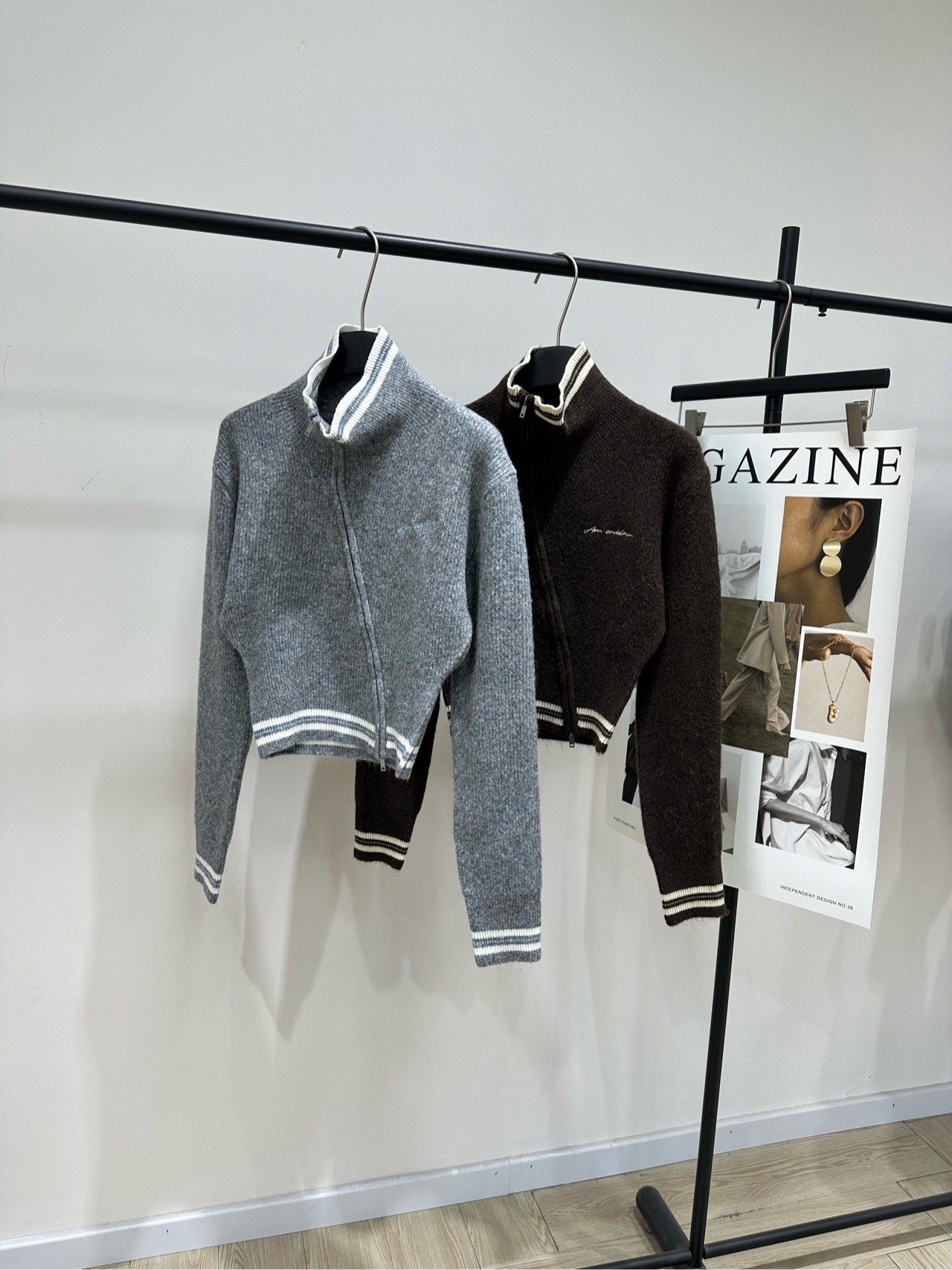 NO:713296,[Ann two-color diagonal zipper stand-up collar cardigan], made of wool and acrylic blend, color gray, brown Ann style diagonal zipper knitted cardigan directly adds texture to autumn and winter wear!  The blended knitted fabric has a soft and waxy texture. The design of the diagonal zipper breaks the convention. There is ingenuity hidden in the folded placket. The contrasting ribbed edges of the dark brown model and the black striped trim of the light gray model add visual layering to the basic model. The opening and closing rhythm of the diagonal zipper is very interesting. Pull it to different positions to create different accents. The high collar version just protects the neck. The threaded cinch firmly locks in the warmth without stopping.  The small embroidered label on the left chest is a low-key finishing touch. The short cut is stuck at the waistline. It not only creates proportions but also brings out the casualness of the missing bottom. Whether it is worn with a light gray woolen skirt or retro jeans, this cardigan can combine the casualness and sophistication of Ann style. It is suitable for single wear in autumn and winter, and is a perfect match for everything ~ Flat size S shoulder width 45, bust 94 stretch, length 46, sleeve length 63  M shoulder width 46, bust 98 elasticity, length 47, sleeve length 64 L shoulder width 47, chest 102 elasticity, length 48, sleeve length 65. There will be an error of 2 to 3cm in manual measurement, which is within the normal range. Skirts, jeans,19860909【Ann两色斜拉链立领开衫】 ,料羊毛晴纶混纺 颜色灰色、咖色 Ann风斜襟拉链针织开衫 直接把秋冬穿搭的质感拉满！ 混纺针织面料带着软糯的肌理感 斜襟拉链的设计打破常规 翻折的门襟处藏着巧思 深棕款的撞色罗纹边和浅灰款的黑条镶边 让基础款多了视觉层次 斜向拉链的开合节奏超有玩味 拉到不同位置能穿出不同腔调 高领的版型刚好护住脖颈 螺纹收口牢牢锁住暖意还不勒 左胸的刺绣小标是低调的点睛之笔 短款剪裁卡在腰线位置 掐出比例的同时还能搭出下衣失踪的随性 不管搭浅灰毛呢短裙还是复古牛仔裤 这件开衫都能把Ann风的随性与精致揉在一起 秋冬单穿内搭都适配,妥妥的穿搭万金油～ 平铺尺码 S肩宽45,胸围94弹力,衣长46,袖长63 M肩宽46,胸围98弹力,衣长47,袖长64 L肩宽47,胸围102弹力,衣长48,袖长65 手工测量会有2～3cm误差属于正常范围,,skirts,jeans,,Women's clothing