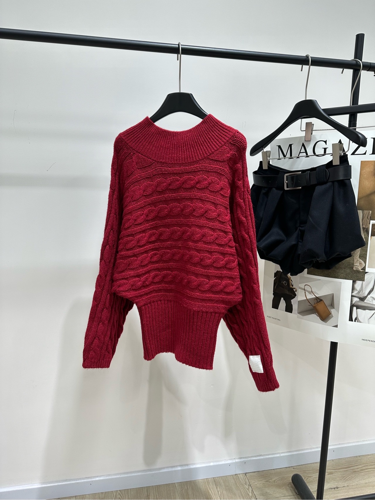 NO:713289,[Ann's vintage red slanted shoulder twist bat sleeve sweater], fabric wool blend, color retro red ANN ANDELMAN's slanted shoulder cable sweater, retro red tone + retro twist texture, wool blend material is soft and warm, perfect for autumn and winter! The slanted shoulder design is lazy and casual, and can also expose the collarbone. It is slim and atmospheric. The loose version + bat sleeves are comfortable and fashionable. It looks great with jeans or skirts. Easily get the gentle Korean style~ Flat size  S raglan sleeves, no limit to bust, 66 elastic waist, 58 length M raglan sleeves, no limit to bust, 70 elastic waist, 60 length L raglan sleeves, no limit to bust, 74 elastic waist, 62 length. There will be an error of 2 to 3cm in manual measurement, which is within the normal range. Skirts, jeans, sweaters,19860909【Ann复古红斜肩麻花蝙蝠袖毛衣】 ,面料羊毛混纺 颜色复古红 ANN ANDELMAN这款斜肩绞花毛衣 复古红色调+复古麻花纹理 羊毛混纺材质柔软又保暖,秋冬穿超合适! 斜肩设计慵懒随性,还能露锁骨 显瘦又有氛围感 宽松版型+蝙蝠袖,舒适又时髦 搭配牛仔裤或半裙都很出片 轻松get韩系温柔风~ 平铺尺码 S连肩袖,胸围不限,腰围66弹力,衣长58 M连肩袖,胸围不限,腰围70弹力,衣长60 L连肩袖,胸围不限,腰围74弹力,衣长62 手工测量会有2～3cm误差属于正常范围,,skirts,jeans,sweaters,,Women's clothing