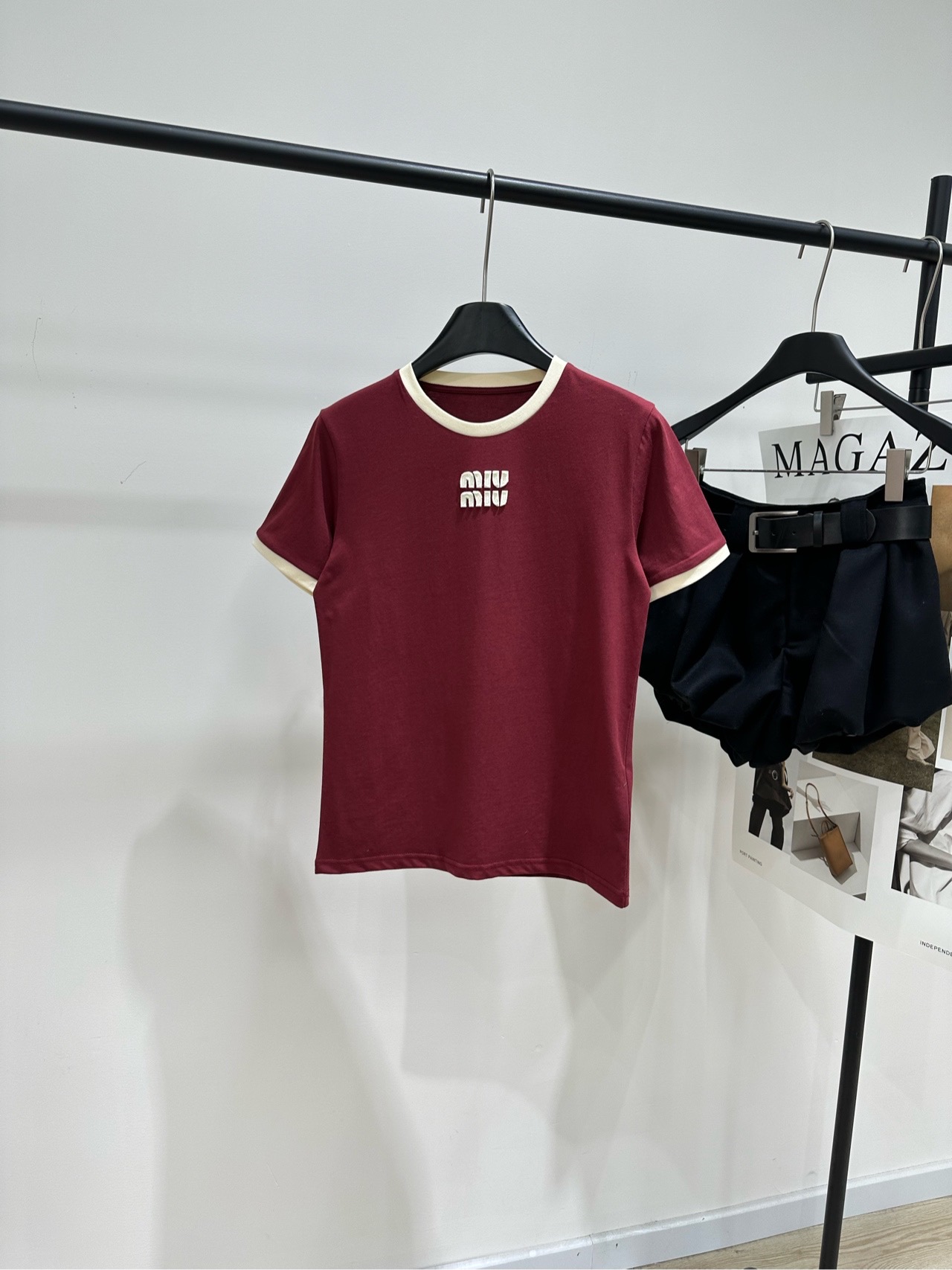 NO:713283,[M burgundy patch letter round neck short-sleeved T-shirt], made of 100% cotton and burgundy color. Miu*2026 early spring series burgundy contrast short-sleeved T-shirt. Soft cotton fabric, comfortable and breathable. White round neck and cuffs contrasting design. Letter embroidery on the chest, simple and recognizable. Loose fit, suitable for wearing alone or inside. Easy to control in daily life and vacation. Burgundy retro and elegant. Pair with light-colored or same-color bottoms to easily get a fashionable look.  Flat size S shoulder width 38, bust 86, length 58, sleeve length 18 M shoulder width 39, chest 90, length 59, sleeve length 19 L shoulder width 40, chest 94, length 60, sleeve length 20 Manual measurement will have an error of 2 to 3cm, which is within the normal range,,miumiu,T-shirt,tees,t-shirt,19860909【M酒红色贴布字母圆领短袖T】 ,面料全棉 颜色酒红色 Miu*2026早春系列酒红色撞色短袖T恤 柔软棉质面料,穿着舒适透气 白色圆领和袖口撞色设计 胸前字母刺绣,简约又有辨识度 宽松版型,单穿或内搭都很OK 日常、度假都能轻松驾驭 酒红色复古优雅 搭配浅色或同色系下装,轻松get时髦造型 平铺尺码 S肩宽38,胸围86,衣长58,袖长18 M肩宽39,胸围90,衣长59,袖长19 L肩宽40,胸围94,衣长60,袖长20 手工测量会有2～3cm误差属于正常范围,,miumiu,T-shirt,tees，t-shirt,,Women's clothing