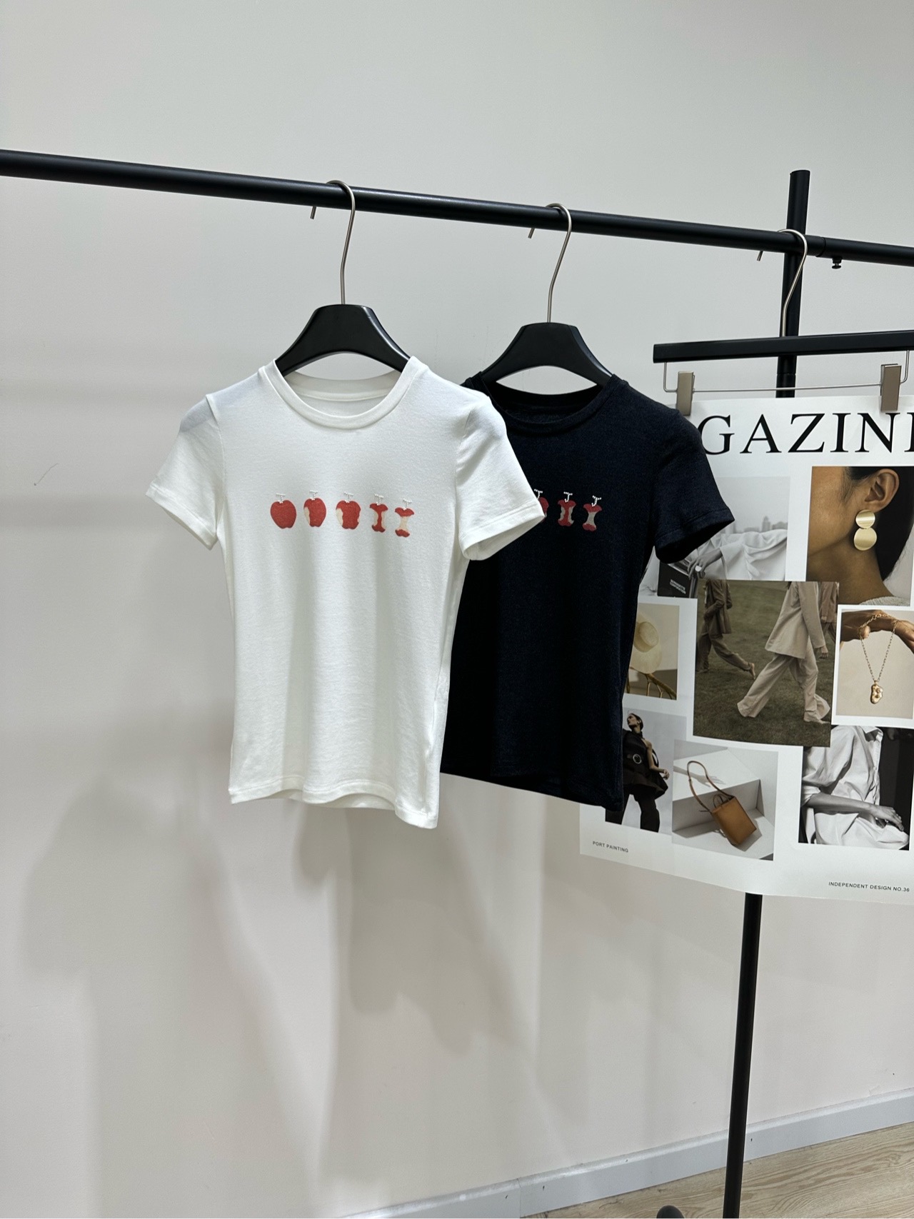 NO:713633,[JR Lucky Apple printed short-sleeved T-shirt], made of Lycell + wool + spandex, color white, gray black JORYA and Rosy co-branded 'Lucky Fruit' series T-shirt, Zhao Lusi participated in the design, meaning luck and growth. White round-neck short-sleeved, soft cotton, super comfortable to wear in summer!  Red apple print on the front + interesting deformation, perfect for recognition. Exquisite tailoring, easy to handle for daily commuting and leisure. It goes well with jeans or short skirts, energetic and versatile!  Flat size S Shoulder width 35, bust 74 stretch, length 52, sleeve length 16 M Shoulder width 36, chest 78 stretch, length 53, sleeve length 17 L Shoulder width 37, bust 82 stretch, length 54, sleeve length 18 Manual measurement will have an error of 2 to 3cm, which is within the normal range, skirts, jeans, T-shirts, tees, t-shirts,19860909【JR幸运苹果印花短袖T】 ,面料来赛尔+羊毛+氨纶 颜色白色、灰黑色 JORYA与Rosy联名“幸运果”系列T恤, 赵露思参与设计,寓意幸运与成长 白色圆领短袖,柔软棉质,夏天穿超舒服！ 正面红色苹果印花+趣味变形,辨识度满分 剪裁精致 日常通勤、休闲都能轻松驾驭 搭配牛仔裤或短裙都很出彩,活力又百搭！ 平铺尺码 S肩宽35,胸围74弹力,衣长52,袖长16 M肩宽36,胸围78弹力,衣长53,袖长17 L肩宽37,胸围82弹力,衣长54,袖长18 手工测量会有2～3cm误差属于正常范围,,skirts,jeans,T-shirt,tees，t-shirt,,Women's clothing