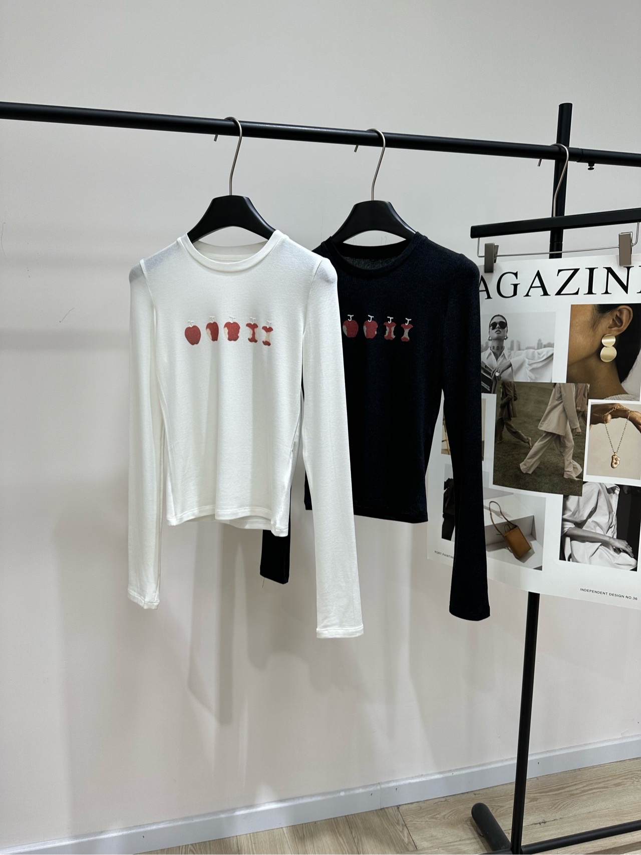 NO:715499,[JR Lucky Apple Printed Long Sleeve T], made of lyocell + wool + spandex, colors white, gray and black, JORYA x Rosy 'Lucky Fruit' series bottoming shirt, super creative apple bite print on the chest, meaning 'luck is loading', wool + lyocell blend, soft and skin-friendly, super comfortable to wear close to the skin, round neck and right shoulder design, slim fit, not tight, slightly waisted to show off the figure, pear-shaped and hourglass figure friendly, white versatile, can be worn alone or layered  It looks good with jeans and pleated skirts. It can be easily used for daily outings, dates and festivals ~ Flat size S Shoulder width 35, bust 76 stretch, length 52, sleeve length 67 M Shoulder width 40, bust 80 stretch, length 53, sleeve length 68 L Shoulder width 41, bust 84 stretch, dress length 54, sleeve length 69 Manual measurement will have an error of 2 to 3cm, which is normal, skirts, jeans,19860909【JR幸运苹果印花长袖T】 ,面料来赛尔+羊毛+氨纶 颜色白色、灰黑色 JORYA x Rosy“幸运果”系列打底衫 胸口苹果咬痕印花超有创意 寓意“幸运加载中” 羊毛+莱赛尔混纺 软糯亲肤,贴身穿超舒服 圆领正肩设计,修身不紧绷,微收腰显身材 梨形&沙漏身材友好 白色百搭,单穿or内搭都OK 配牛仔裤、百褶裙都好看 日常出街、约会、节日都能轻松驾驭～ 平铺尺码 S肩宽35,胸围76弹力,衣长52,袖长67 M肩宽40,胸围80弹力,衣长53,袖长68 L肩宽41,胸围84弹力,衣长54,袖长69 手工测量会有2～3cm误差属于正常范围,,skirts,jeans,,Women's clothing