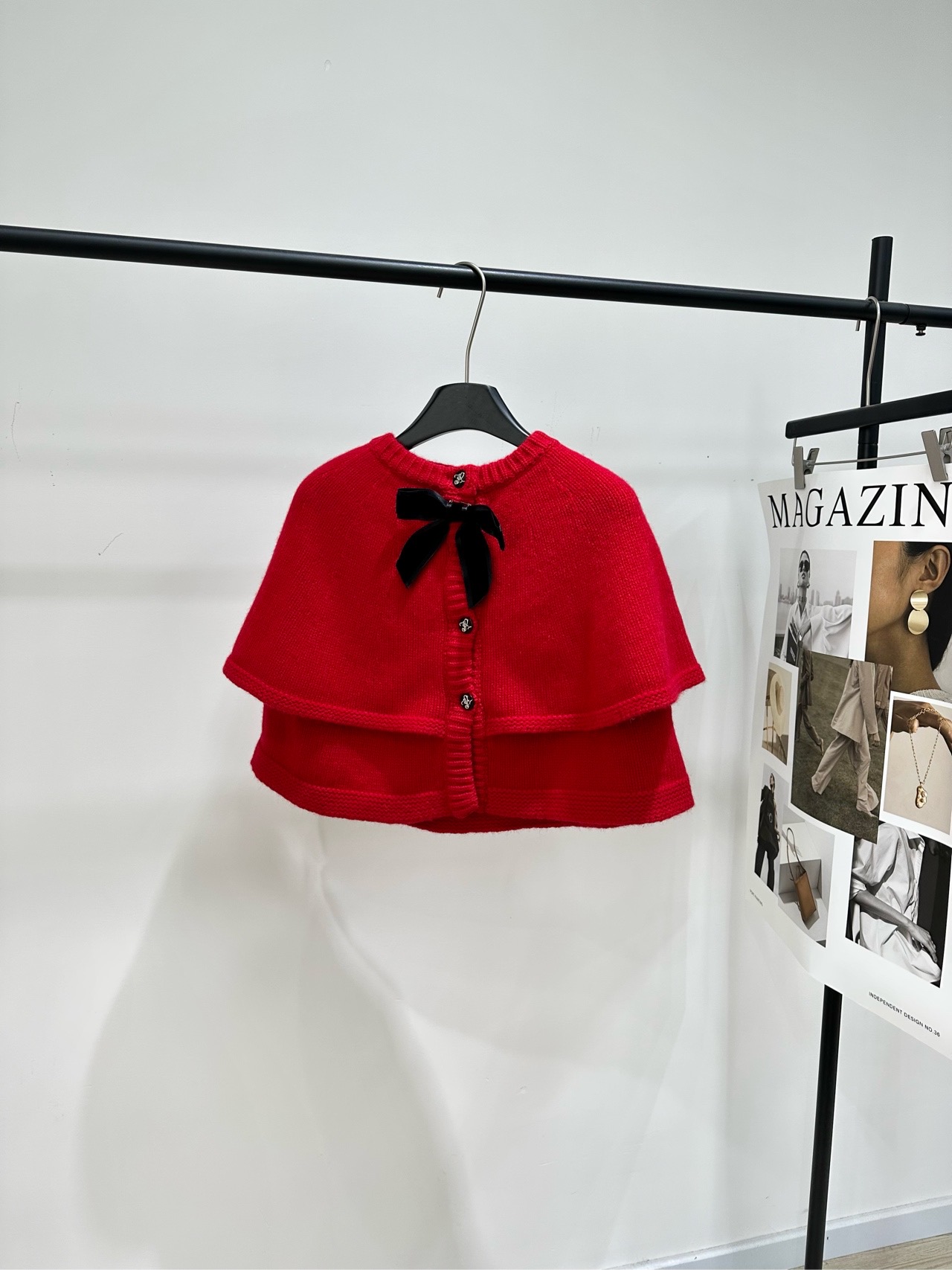 NO:715502,[GR red velvet bow knitted cloak], fabric wool, color red, JORYA 'Lucky Fruit' series red knitted cloak, same style as Zhao Lusi!  Wool material, soft and warm, perfect for autumn and winter. True red + black velvet bow. Full of retro palace style, directly filling the festive atmosphere. Sleeveless design, looks great with trousers or skirts. Can be easily worn during Christmas, New Year, and parties. Practical and eye-catching, it is a must-have fashion item in autumn and winter!  Flat size S Raglan sleeves, bust 116, length 44 M Raglan sleeves, bust 120, length 46 L Raglan sleeves, bust 124, length 48 Manual measurement will have an error of 2 to 3cm, which is within the normal range,,skirts,19860909【GR红色丝绒蝴蝶结针织斗篷】 ,面料羊毛 颜色红色 JORYA“幸运果”系列红色针织斗篷 赵露思同款！ 羊毛材质,柔软又保暖,秋冬穿超合适 正红色+黑色丝绒蝴蝶结 复古宫廷风满满,节日氛围感直接拉满 无袖设计,搭配长裤或半裙都很出彩 圣诞、新年、派对都能轻松驾驭 实用又吸睛,是秋冬必入的时尚单品！ 平铺尺码 S插肩袖,胸围116,衣长44 M插肩袖,胸围120,衣长46 L插肩袖,胸围124,衣长48 手工测量会有2～3cm误差属于正常范围,,skirts,,Women's clothing