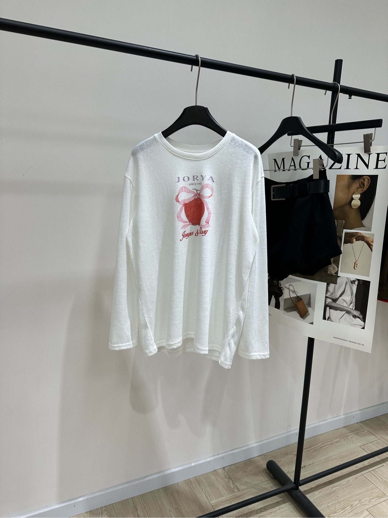 NO:715505,[GR pink bow apple print long-sleeved T-shirt], fabric snowflake Lyocell blend, color white, 'Lucky Fruit' long-sleeved T-shirt co-branded by JORYA and Rosy, white round neck + loose dropped shoulder sleeves, comfortable and versatile!  Red apple with pink bow on the front, full of girlish feeling, full of spring atmosphere. Soft fabric, can be worn alone or layered. Pair with jeans and skirts, easy to switch styles. The design is inspired by 'luck and growth'. Daily wear can also convey positive energy. Flat size S shoulder width 49, chest 106, length 66, sleeve length 58 M shoulder width 50, chest 110, length 68, sleeve length 59  L shoulder width 51, chest 114, length 70, sleeve length 60. Manual measurement will have an error of 2 to 3cm, which is within the normal range, skirts, jeans, tees, t-shirts,19860909【GR粉蝴蝶结苹果印花长袖T】 ,面料雪花莱赛尔混纺 颜色白色 JORYA与Rosy联名的“幸运果”长袖T恤 白色圆领+宽松落肩袖,舒适又百搭！ 正面红色苹果配粉色蝴蝶结 少女感满满,春日氛围感拉满 面料轻柔,单穿或内搭都OK 牛仔裤、短裙随意搭配,轻松切换风格 设计灵感来自“幸运与成长” 日常穿搭也能传递积极能量 平铺尺码 S肩宽49,胸围106,衣长66,袖长58 M肩宽50,胸围110,衣长68,袖长59 L肩宽51,胸围114,衣长70,袖长60 手工测量会有2～3cm误差属于正常范围,,skirts,jeans,tees，t-shirt,,Women's clothing