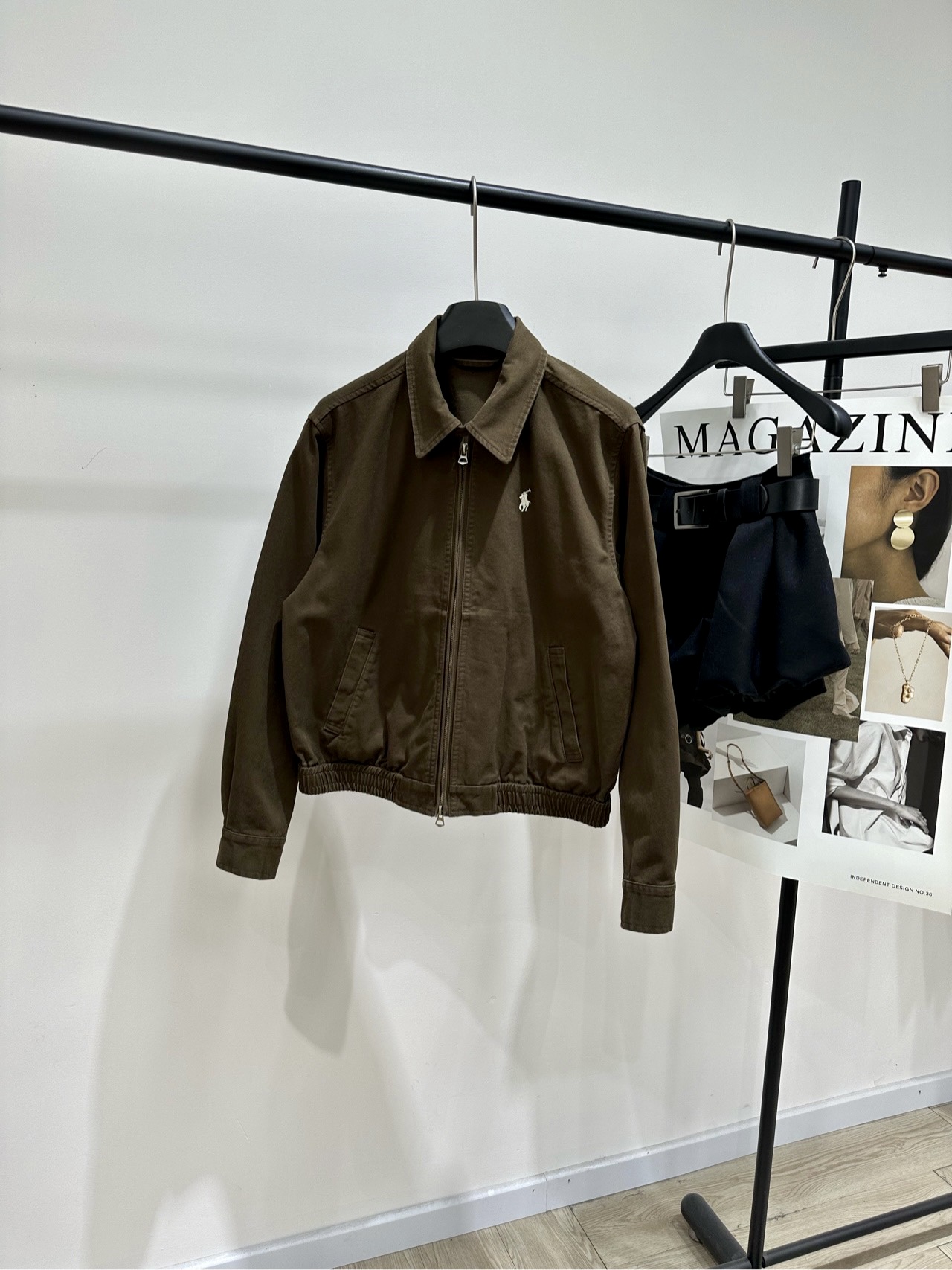 NO:715511,[Chocolate brown zipper jacket with pony embroidery], made of 100% cotton, color chocolate brown, Ralph Lauren Women's Veteran Jacket, classic chocolate brown, pure cotton material, thick and stylish, with perfect distressed craftsmanship. Harrington style + metal zipper + pony embroidery, super exquisite details. Super popular in autumn and winter. It goes great with sweaters, jeans or suit pants. Retro and advanced, it can be easily used for commuting and leisure!  Flat size S shoulder width 44, chest 114, length 55, sleeve length 59 M shoulder width 45, chest 118, length 57, sleeve length 60 L shoulder width 46, chest 122, length 59, sleeve length 61 Manual measurement will have an error of 2 to 3cm, which is within the normal range, jeans, jackets & coats, sweaters, business suit,19860909【小马刺绣巧克力棕色拉链夹克】 ,面料全棉 颜色巧克力棕 拉夫劳伦女款老干部夹克 经典巧克力棕色,纯棉材质 厚实有型,做旧工艺质感满分 哈灵顿版型+金属拉链+小马刺绣,细节超精致 秋冬穿搭超火 搭配毛衣、牛仔裤或西装裤都很出彩 复古又高级,通勤休闲都能轻松驾驭！ 平铺尺码 S肩宽44,胸围114,衣长55,袖长59 M肩宽45,胸围118,衣长57,袖长60 L肩宽46,胸围122,衣长59,袖长61 手工测量会有2～3cm误差属于正常范围,,jeans,jackets & coats,sweaters,business suit,,Women's clothing