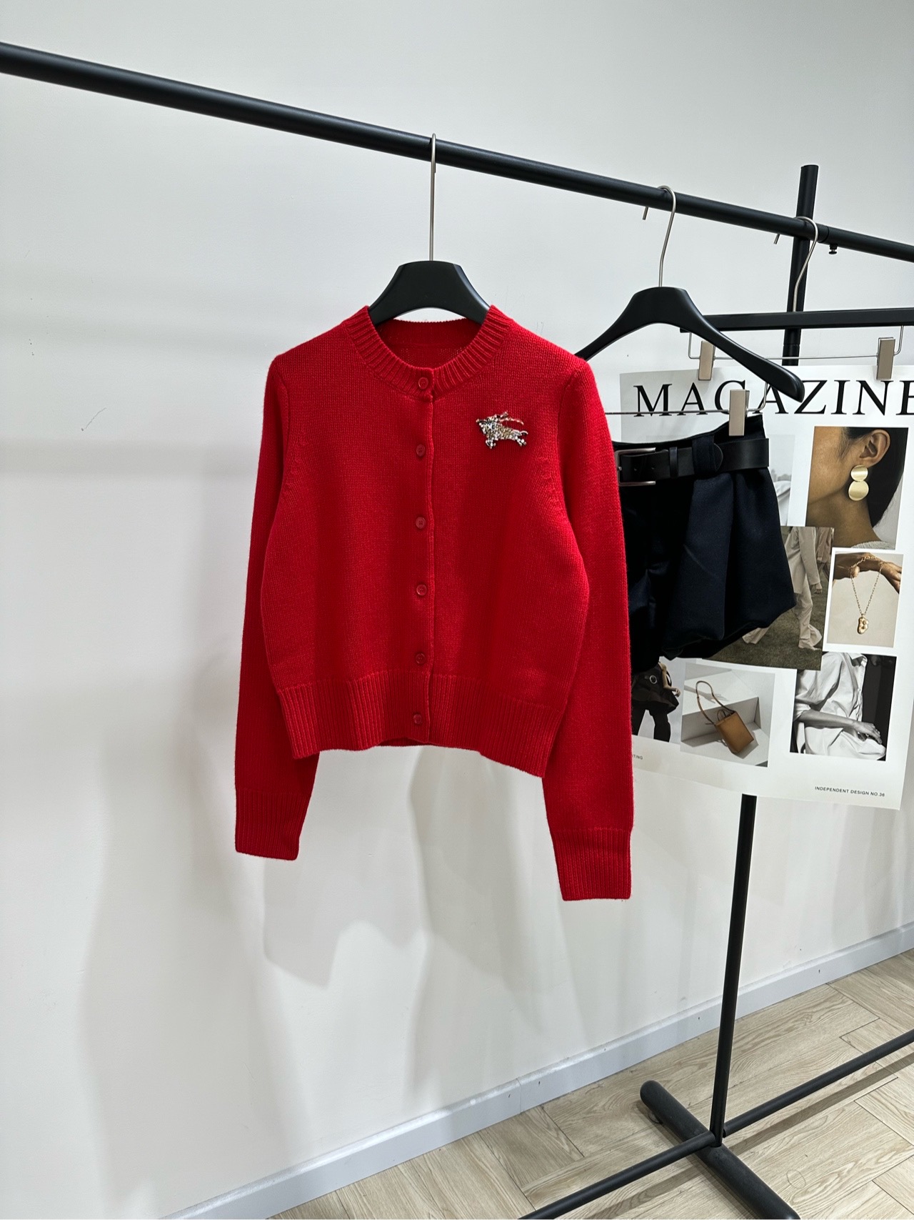 NO:715517,[bbr red studded war horse single-breasted cardigan], fabric wool + cashmere blend Burberry New Year limited red cardigan wool blend material, soft and skin-friendly, super comfortable to wear in autumn and winter!  True red + war horse logo embroidery, full of festive atmosphere. Round neck single-breasted design, loose fit, easy to wear in daily life or festivals. Limited to the Year of the Horse, meaning prosperous. Perfect for gifts in the zodiac or new year. High-end texture, looks great with jeans or skirts. Easily get elegant and casual style!  Flat size S Shoulder width 36, bust 92, length 50, sleeve length 67 M Shoulder width 37, bust 96, length 52, sleeve length 68 L Shoulder width 38, bust 100, length 54, sleeve length 69 Manual measurement will have an error of 2 to 3cm, which is within the normal range, burberry, skirts, jeans,19860909【bbr红色钉钻战马单排扣开衫】 ,面料羊毛+羊绒混纺 Burberry新年限定红色开衫 羊毛混纺材质,柔软亲肤,秋冬穿超舒服！ 正红色+战马徽标刺绣,节日氛围感拉满 圆领单排扣设计,宽松版型 日常或节日都能轻松驾驭 马年限定,寓意红红火火 本命年或新年送礼超合适 高端质感,搭配牛仔裤或裙装都很出彩 轻松get优雅休闲风！ 平铺尺码 S肩宽36,胸围92,衣长50,袖长67 M肩宽37,胸围96,衣长52,袖长68 L肩宽38,胸围100,衣长54,袖长69 手工测量会有2～3cm误差属于正常范围,,burberry,skirts,jeans,,Women's clothing