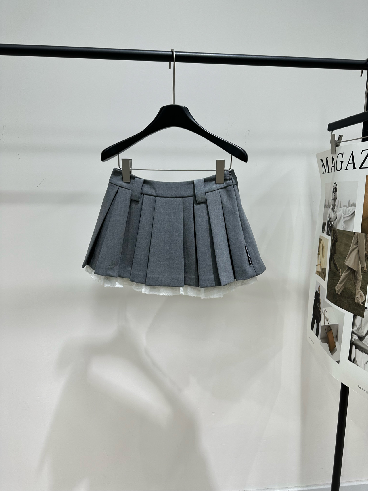 NO:716184,[Ann gray lace pleated skirt], fabric rayon + polyester fiber, color gray ANN ANDELMAN gray pleated skirt, double-layer design + lace splicing, full of college style!  Gray suit fabric, good drape and durability. Excellent pleated layering. Moderate skirt length. Covers the flesh and makes you slimmer. Friendly for small people. Bow embellishment on the waist, sweet and delicate. Can be easily used for commuting, dating and attending classes. Pair it with a white shirt or sweater for a sweet and cool Korean style. The flat size has anti-exposure lining shorts. S waist 68, hip 90, skirt length 31. M waist 72, hip 94, skirt length 32.  L waist 76, hip 98, skirt length 33. Manual measurement will have an error of 2 to 3cm, which is within the normal range, skirts, shorts, shirts, business suits,19860909【Ann灰色蕾丝边百褶短裙】 ,面料人棉+聚酯纤维 颜色灰色 ANN ANDELMAN灰色百褶裙 双层设计+蕾丝拼接,学院风满满！ 灰色西装面料,垂坠感好又耐穿 百褶层次感超赞,裙长适中 遮肉显瘦,小个子友好 腰部蝴蝶结点缀,甜美又精致 通勤、约会、上课都能轻松驾驭 搭配白衬衫或针织衫,韩系甜酷风get 平铺尺码有防走光内衬短裤 S腰围68,臀围90,裙长31 M腰围72,臀围94,裙长32 L腰围76,臀围98,裙长33 手工测量会有2～3cm误差属于正常范围,,skirts,shorts,shirts,business suit,,Women's clothing