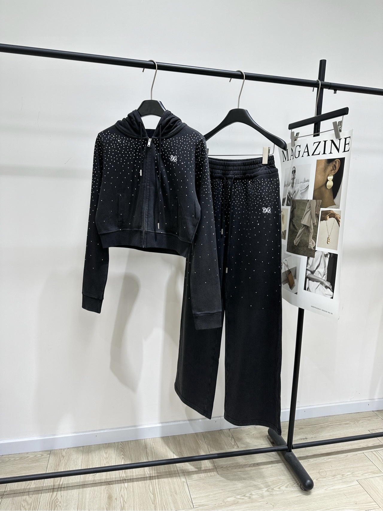 NO:716199,Jacket, trousers p, [Ann gray and black hot diamond hooded sweatshirt + casual trousers] The fabric is 100% cotton terry cotton, the color is gray and black, ANN ANDELMAN's new autumn products include a short hooded sweatshirt + straight pants, washed gray tone + full of fine sparkling diamonds, retro and fashionable!  The high-waist cut of the sweatshirt, zipper cardigan, and hooded design are super casual. The pants have a strong drape, echoed with diamond jewelry, and have perfect details. The fabric is soft and sinewy. It can be easily used for daily commuting, leisure, and citywalking. It is the first choice for exquisite lazy people!  Comfortable and fashionable, a must-have for lazy people. Jacket lay flat size S Shoulder width 40, bust 104, dress length 45, sleeve length 69 M Shoulder width 41, bust 108, dress length 46, sleeve length 70 L Shoulder width 42, bust 112, dress length 47, sleeve length 71 Pants lay flat size S Waist 64 elastic, hip 94, trouser length 109  M waist 68 elastic, hip 98, trouser length 110 L waist 72 elastic, hip 102, trouser length 111 Manual measurement will have an error of 2 to 3cm, which is within the normal range, hoodie, sweatshirts, jackets & coats, hats,19860909外套, 长裤p,【Ann灰黑色烫钻连帽卫衣+休闲长裤】 面料全棉毛圈棉 颜色灰黑色 ANN ANDELMAN 秋季新品 包含短款连帽卫衣+直筒裤 洗水灰调+满布细闪钻饰,复古又时髦！ 卫衣高腰剪裁,拉链开衫,连帽设计超随性 裤子垂坠感强,钻饰呼应,细节满分 面料软糯有筋骨 日常通勤、休闲、citywalk都能轻松驾驭 精致懒人穿搭首选！ 舒适与时尚兼得,懒人必备 外套平铺尺码 S肩宽40,胸围104,衣长45,袖长69 M肩宽41,胸围108,衣长46,袖长70 L肩宽42,胸围112,衣长47,袖长71 长裤平铺尺码 S腰围64弹力,臀围94,裤长109 M腰围68弹力,臀围98,裤长110 L腰围72弹力,臀围102,裤长111 手工测量会有2～3cm误差属于正常范围,,hoodie,sweatshirts,jackets & coats,hats,,Women's clothing