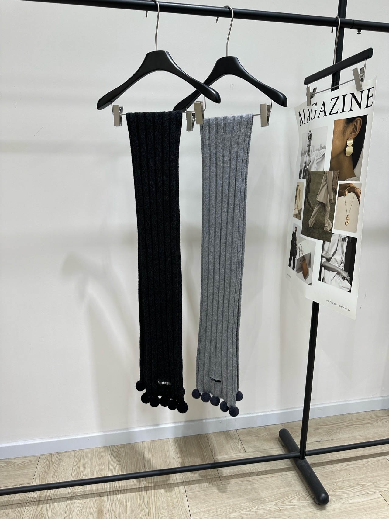 NO:716584,[M two-color vertical striped wool ball wool scarf] The scarf is non-returnable, and the fabric is wool and cashmere blend. Colors are gray and black. Miu*'s black and gray ribbed knitted hat is made of 70% wool recycled cashmere. It is soft and skin-friendly and does not scratch the skin. It has a white brand logo on the body and multiple hair balls on the hem. It is playful and cute. It is of moderate length and looks great with coats or sweaters in autumn and winter. It is warm and fashionable, and can easily enhance the atmosphere of your outfit!  Flat size: the average size is 185cm long and 20cm wide. There will be an error of 2~3cm due to manual measurement, which is within the normal range. Miumiu Sweaters Hats19860909【M双色竖条纹毛球羊毛围巾】围巾不退换 ,面料羊毛羊绒混纺 颜色灰色、黑色 Miu*这款黑灰色罗纹针织帽 采用70羊毛再生羊绒 柔软亲肤不扎皮肤 帽身有白色品牌标识,下摆点缀多个毛球 俏皮又可爱 长度适中,秋冬搭配大衣或毛衣都很出彩 保暖又时髦,轻松提升穿搭氛围感！ 平铺尺码 均码长185cm,宽20cm 手工测量会有2～3cm误差属于正常范围,,miumiu,sweaters,hats,,Women's clothing