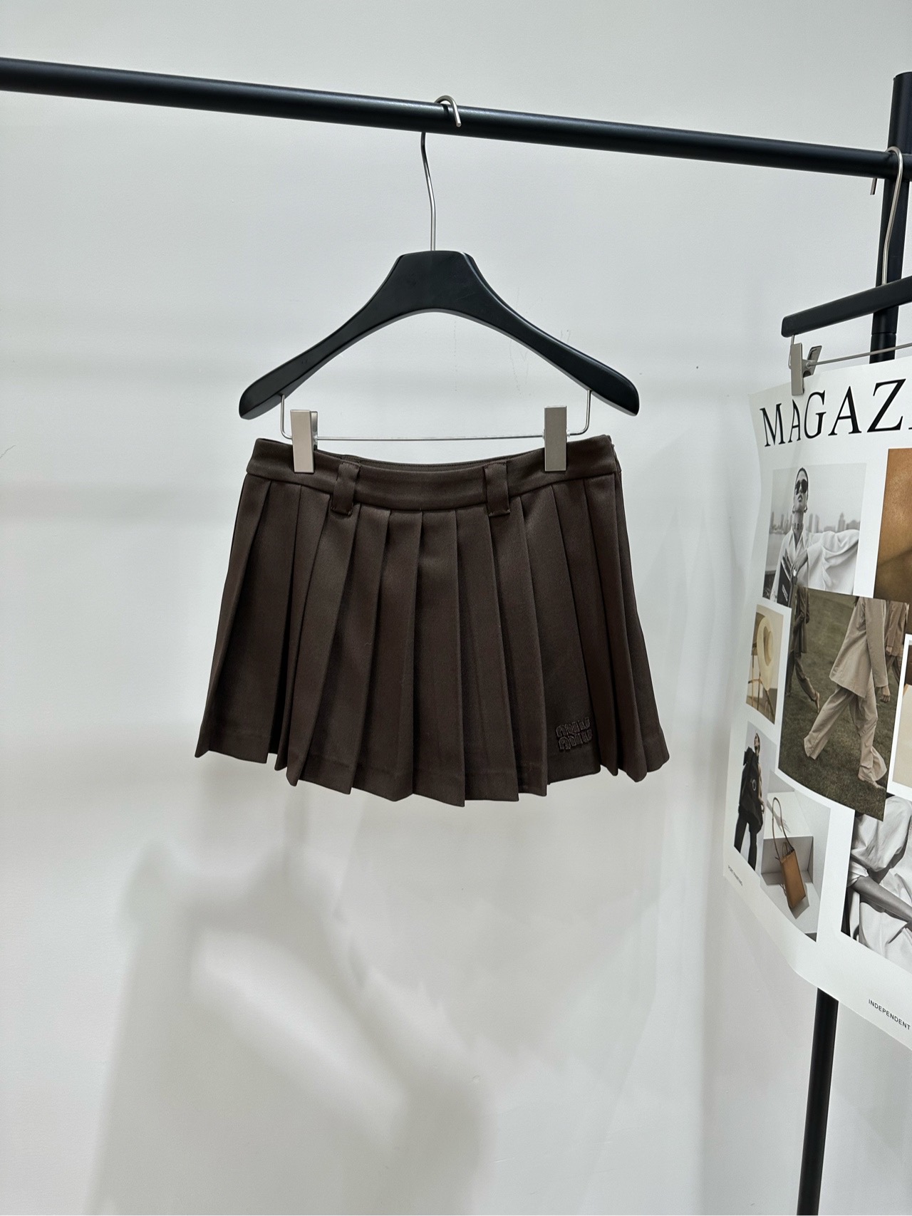 NO:716873,[M coffee color patch letter suit pleated skirt], fabric fine imitation wool, color coffee mini pleated skirt, 25SS new winter style new!  This pleated mini skirt in cover fabric innovates with its classic construction and modern finishes combines sporty and tailored styles explores the past and redefines the style codes of men's and women's wear Lay-flat sizing with anti-glare lining shorts  There will be an error of 2 to 3cm due to manual measurement, which is within the normal range, skirts, shorts, business suits,19860909【M咖色贴布字母西装百褶短裙】 ,面料精仿羊毛 颜色咖色 迷你百褶裙半裙 25SS冬季新款上新！ 这款褶皱迷你裙采用封面面料 创新于其经典构造和现代饰面 结合运动和定制风格 探索过去并重新定义男装和女装的风格密码 平铺尺码有防走光打底内衬短裤 S腰围72,臀围104,裙长34 M腰围76,臀围108,裙长35 L腰围80,臀围112,裙长36 手工测量会有2～3cm误差属于正常范围,,skirts,shorts,business suit,,Women's clothing