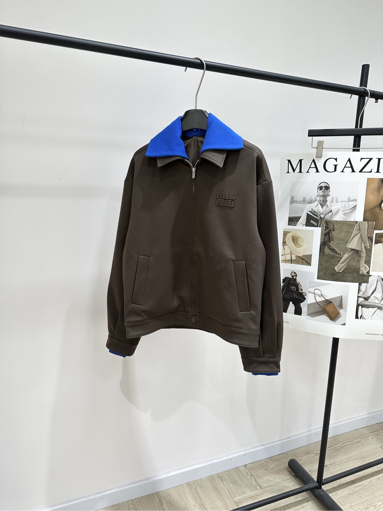 NO:730245,[M coffee blue collar Barn style zipper jacket], made of fine imitation wool fabric and coffee color. Mi*'s color-blocked Barn style jacket has a dark brown body + sapphire blue double-layer lapel. The contrasting colors are super eye-catching!  The logo embroidered in the same color on the chest is low-key and recognizable. The loose and short version has blue details on the cuffs and hem. The fusion of retro workwear and modern aesthetics makes it easy to create a genderless style, fashionable and versatile!  Flat size S Shoulder width 52, bust 108, length 61, sleeve length 59 M Shoulder width 53, chest 112, length 63, sleeve length 60 L Shoulder width 54, bust 116, length 65, sleeve length 61 There will be an error of 2 to 3cm in manual measurement, which is normal,, jackets & coats,19860909【M咖色蓝领巴恩风拉链夹克】 ,面料精仿羊毛 颜色咖色 Mi*这款拼色巴恩风夹克 深棕衣身+宝蓝双层翻领,撞色超吸睛！ 胸前同色刺绣徽标,低调又有辨识度 宽松短款版型,袖口和下摆蓝色细节呼应 复古工装和现代美学融合 轻松打造无性别穿搭风格,时髦又百搭！ 平铺尺码 S肩宽52,胸围108,衣长61,袖长59 M肩宽53,胸围112,衣长63,袖长60 L肩宽54,胸围116,衣长65,袖长61 手工测量会有2～3cm误差属于正常范围,,jackets & coats,,Women's clothing