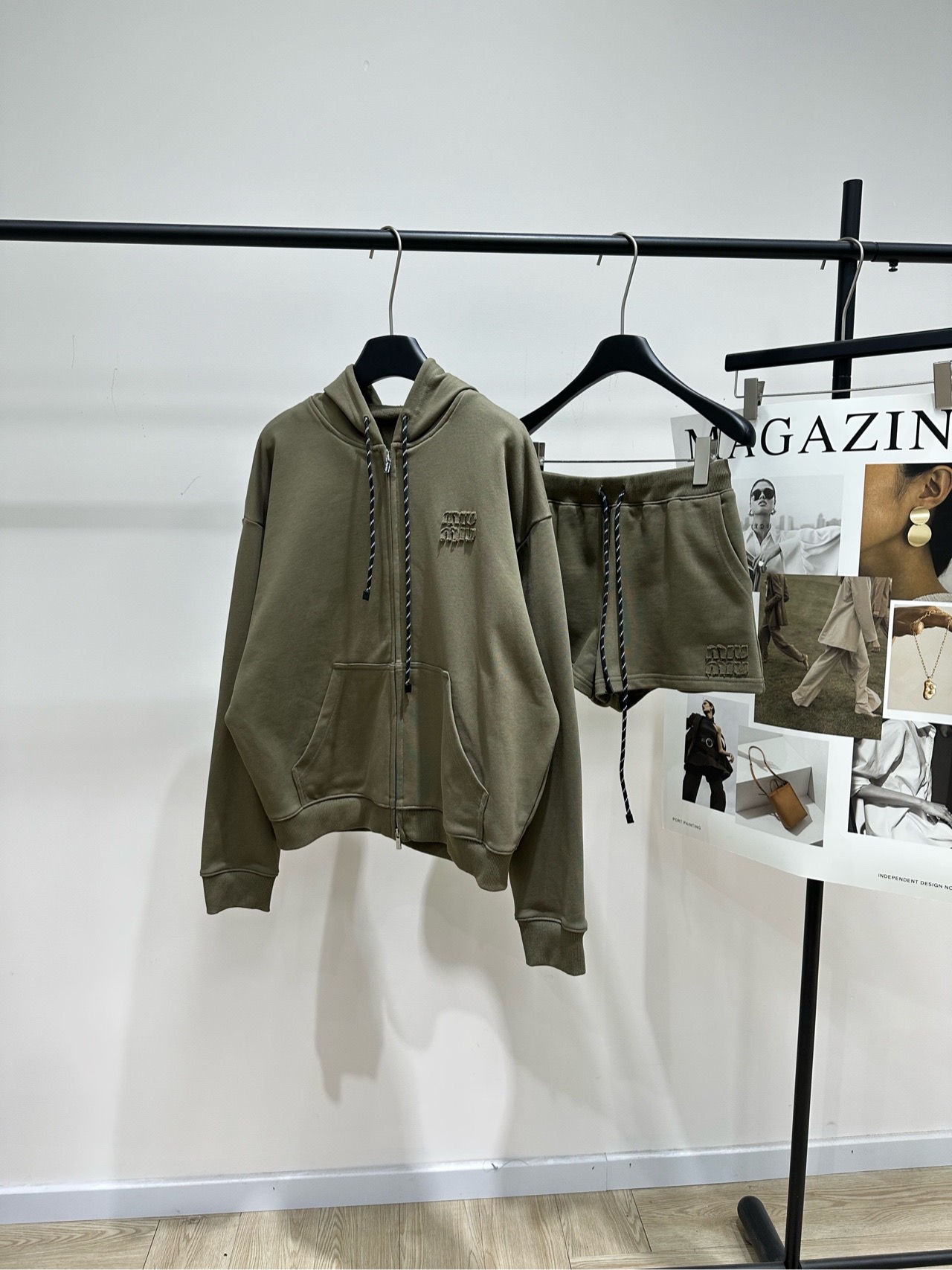 NO:731151,Jacket, shorts p [M olive green zipper hooded sweatshirt jacket + shorts], made of 100% cotton terry cotton, color olive green, this Mi* olive green hooded sweatshirt is designed with a loose silhouette, with the iconic woven drawstring and three-dimensional logo on the chest. The texture is high-end yet street casual. The fabric is thick and soft, suitable for wearing alone or layered in spring and autumn. It is a must-have item to create a lazy and fashionable feel, whether paired with shorts and jeans of the same color or layered with shirts and T-shirts  Can easily create a sense of layering and luxury. Jacket flat size S shoulder width 61, bust, length 62, sleeve length 60 M shoulder width 62, bust 134, length 63, sleeve length 61 L shoulder width 63, bust 138, length 64, sleeve length 62 Shorts flat size S waist 68 elastic, hip 96, trouser length 32 M waist 72 elastic, hip 100, trouser length 33  L waist circumference 76 elastic, hip circumference 104, pants length 34. Manual measurement will have an error of 2 to 3cm, which is within the normal range, hoodie, sweatshirts, shorts, jeans, jackets & coats, shirts, tees, t-shirt, hats,19860909外套, 短裤p【M橄榄绿拉链连帽卫衣外套+短裤】 ,面料全棉毛圈棉 颜色橄榄绿 这款Mi*橄榄绿连帽卫衣 采用宽松廓形设计 搭配标志性编织抽绳和胸前立体logo 质感高级又不失街头随性 面料厚实柔软,适合春秋季节单穿或叠穿 是打造慵懒时髦感的必备单品 无论是搭配同色系短裤、牛仔裤 还是叠穿衬衫、T恤 都能轻松营造出层次感与高级感 外套平铺尺码 S肩宽61,胸围,衣长62,袖长60 M肩宽62,胸围134,衣长63,袖长61 L肩宽63,胸围138,衣长64,袖长62 短裤平铺尺码 S腰围68弹力,臀围96,裤长32 M腰围72弹力,臀围100,裤长33 L腰围76弹力,臀围104,裤长34 手工测量会有2～3cm误差属于正常范围,,hoodie,sweatshirts,shorts,jeans,jackets & coats,shirts,tees，t-shirt,hats,,Women's clothing