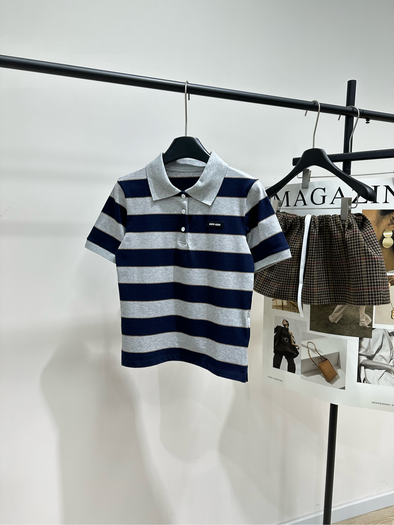 NO:731180,[M gray and blue wide striped polo short-sleeved T], made of 100% cotton, color gray and blue. This is a classic blue and gray horizontal striped polo shirt. It is slim-fitting, with a light gray collar and cuffs. The main body is dark blue and gray and white stripes. There is a small logo on the chest, and the fabric texture is delicate. It is suitable for daily wear in spring and summer. It is both casual and sophisticated. It is a versatile item for creating college style, commuting style, and street style. Flat size  S Shoulder width 37, chest circumference 84, length 52, sleeve length 21 M Shoulder width 38, chest circumference 88, length 53, sleeve length 22 L Shoulder width 39, chest circumference 92, length 54, sleeve length 23 Manual measurement will have an error of 2 to 3cm, which is normal, T-shirt,19860909【M灰蓝拼色宽条纹polo短袖T】 ,面料全棉 颜色灰蓝拼色 这是一款经典蓝灰横条纹Polo衫 采用修身剪裁,领口和袖口为浅灰色 主体为深蓝与灰白相间条纹 胸前有小logo点缀,面料质感细腻 适合春夏日常穿搭 它兼具休闲与精致感 是打造学院风、通勤风、街头风的百搭单品 平铺尺码 S肩宽37,胸围84,衣长52,袖长21 M肩宽38,胸围88,衣长53,袖长22 L肩宽39,胸围92,衣长54,袖长23 手工测量会有2～3cm误差属于正常范围,,T-shirt,,Women's clothing