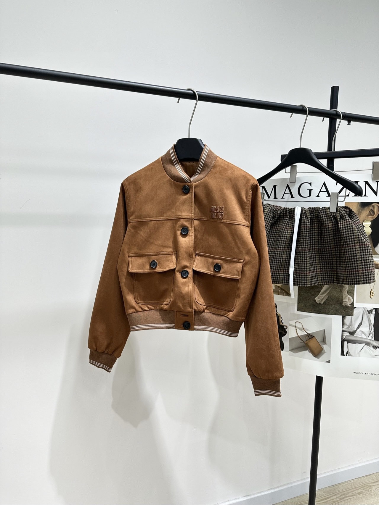 NO:731955,[M caramel suede baseball short jacket], fabric suede, color caramel, this Miu* brown suede baseball jacket is made of retro suede material, with a delicate touch and high-end texture, matched with classic baseball uniform tailoring. The short design makes you taller and slimmer. The double chest pockets and brand embroidery details highlight the design. The overall style is both retro and modern. It is a versatile tool for autumn and winter wardrobes. It is suitable for creating a variety of looks from daily commuting to dating outings. Flat size  S shoulder width 41, chest circumference 102, length 51, sleeve length 59 M shoulder width 42, chest circumference 106, length 53, sleeve length 60 L shoulder width 43, chest circumference 110, length 55, sleeve length 61 Manual measurement will have an error of 2 to 3cm, which is within the normal range,,miumiu,jackets & coats,chamois leather,19860909【M焦糖色麂皮绒棒球短夹克】 ,面料麂皮绒 颜色焦糖色 这款Miu*棕色麂皮棒球夹克 采用复古麂皮材质,触感细腻 质感高级,搭配经典棒球服剪裁 短款设计显高显瘦 胸前双口袋与品牌刺绣细节彰显设计感 整体风格兼具复古与现代 是秋冬衣橱的百搭利器 适合打造从日常通勤到约会出街的多种造型 平铺尺码 S肩宽41,胸围102,衣长51,袖长59 M肩宽42,胸围106,衣长53,袖长60 L肩宽43,胸围110,衣长55,袖长61 手工测量会有2～3cm误差属于正常范围,,miumiu,jackets & coats,chamois leather,,Women's clothing