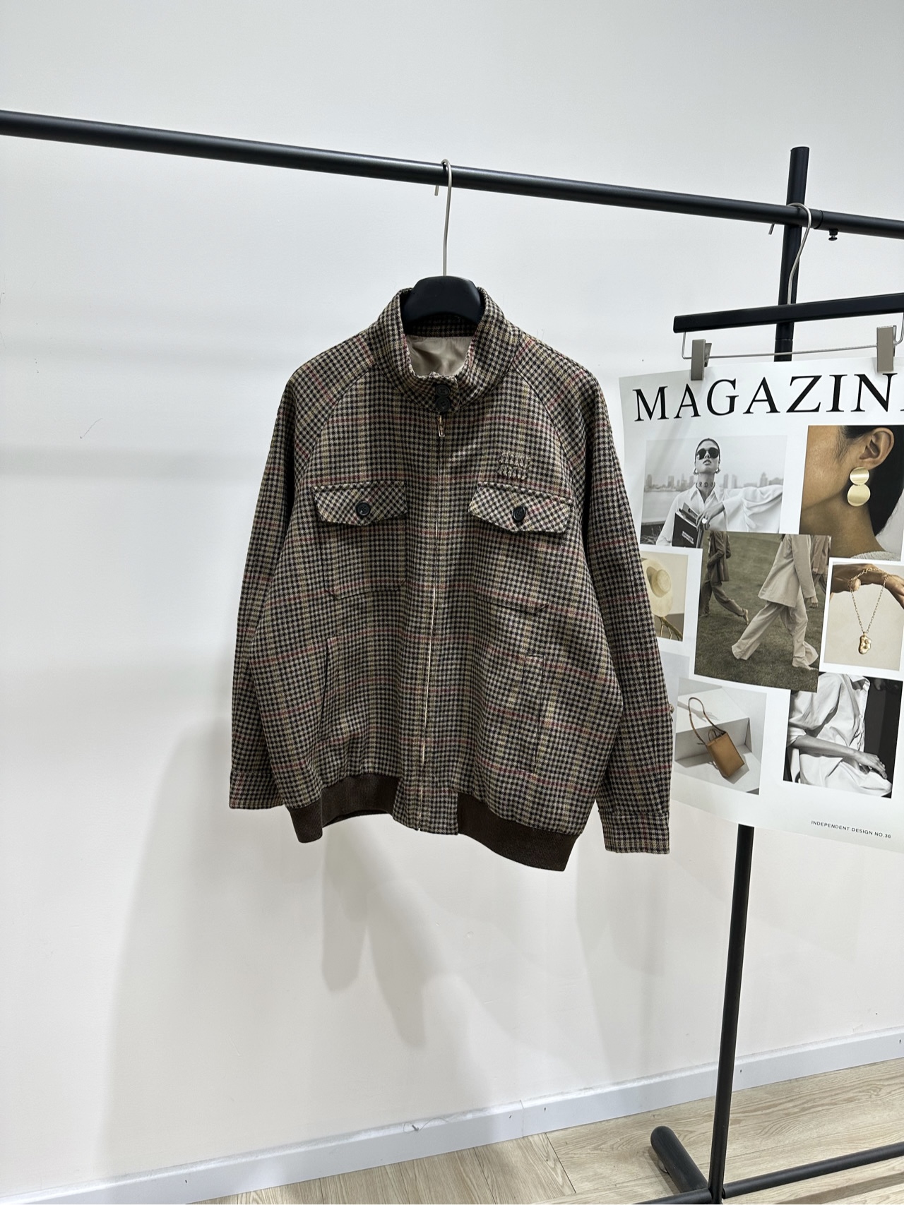 NO:731973,[M Brown Houndstooth Double Pocket Zipper Jacket], made of wool tweed, color brown. This is a brown-toned plaid work jacket with a full retro feel. It adopts a classic small plaid design. It is equipped with a stand-up collar, double breast pockets and a drawstring hem. The overall silhouette is loose and stylish. It combines the toughness of work clothes with the elegance of plaid. The material is thick and suitable for spring and autumn. It is a versatile item to create urban casual, retro college, and street mix-and-match styles. Flat size  S Shoulder width 51, bust 128, length 68, sleeve length 55 M Shoulder width 52, bust 132, length 69, sleeve length 56 L Shoulder width 53, bust 136, length 70, sleeve length 57 Manual measurement will have an error of 2 to 3cm, which is normal,, jackets & coats,19860909【M棕色千鸟格双口袋拉链夹克】 ,面料羊毛粗花呢 颜色棕色 这是一款复古感十足的棕色调格纹工装夹克 采用经典小格纹设计 搭配立领、双胸袋和抽绳下摆 整体廓形宽松有型 兼具工装的硬朗与格纹的优雅 材质厚实,适合春秋季节穿着 是打造都市休闲、复古学院 街头混搭风格的百搭单品 平铺尺码 S肩宽51,胸围128,衣长68,袖长55 M肩宽52,胸围132,衣长69,袖长56 L肩宽53,胸围136,衣长70,袖长57 手工测量会有2～3cm误差属于正常范围,,jackets & coats,,Women's clothing