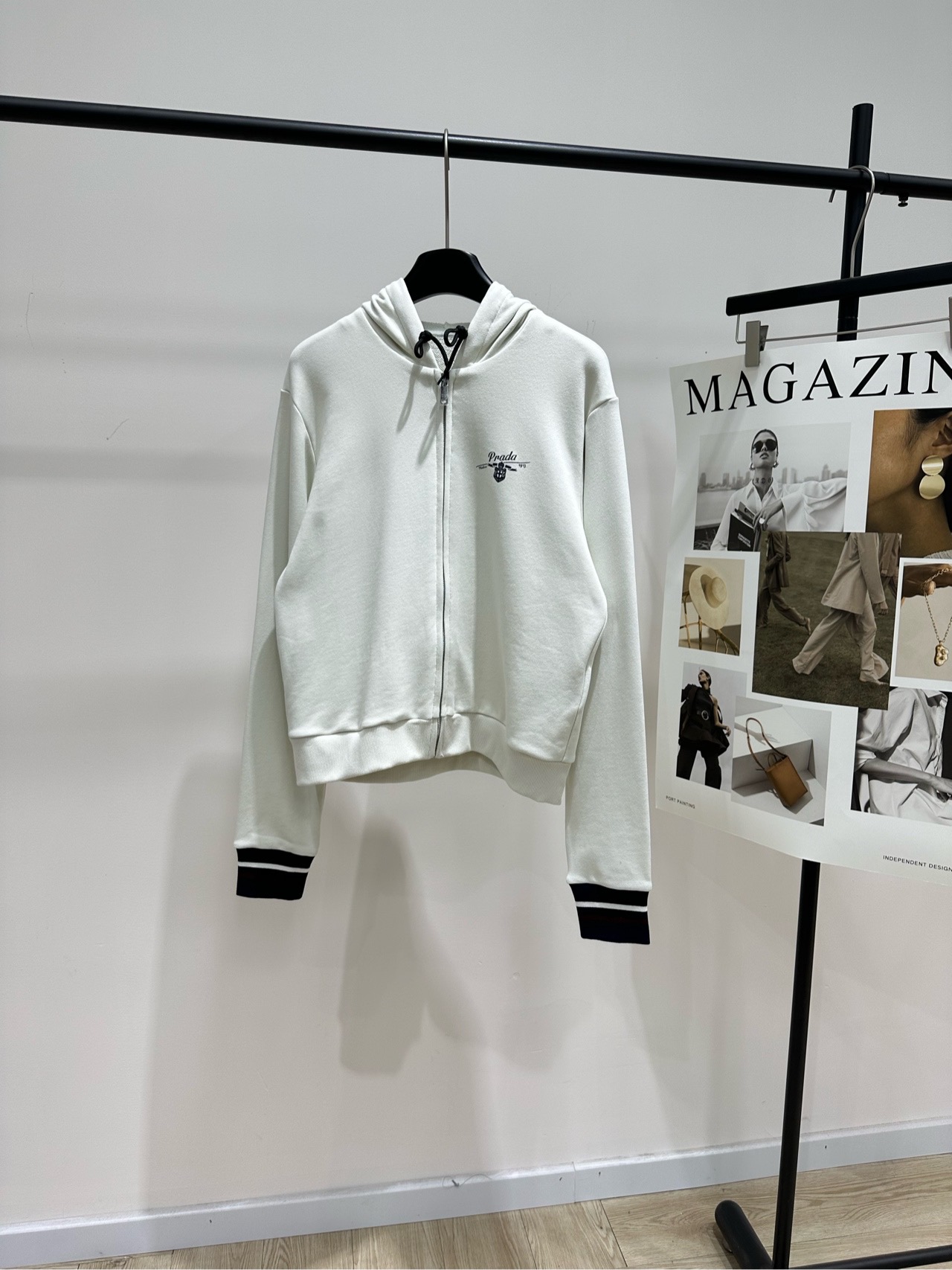 NO:731947,[P gray female zippered hooded sweatshirt jacket], made of 100% cotton terry cotton, color gray and white, this Prad* off-white hooded zippered sweatshirt adopts a classic sports style cut, with black and white striped splicing design on the cuffs and hem, and a delicate embroidered logo on the chest. It is simple and has a high-end feel. The fabric is soft and drapey, and the version is slightly loose. It is suitable for creating lazy and casual urban wear, whether it is for daily outings, dates or leisure travel.  It is a versatile and high-quality item in the wardrobe. Flat size S shoulder width 46, bust 100, length 56, sleeve length 66 M shoulder width 47, chest 104, length 57, sleeve length 67 L shoulder width 48, bust 108, length 58, sleeve length 68 Manual measurement will have an error of 2 to 3cm, which is within the normal range, prada, hoodie, sweatshirts, jackets & coats, hats,19860909【P灰母拉链连帽卫衣外套】 ,面料全棉毛圈棉 颜色灰白色 这款Prad*米白色连帽拉链卫衣 采用经典运动风剪裁 袖口和下摆的黑白条纹拼接设计 搭配胸前精致的刺绣Logo 简约中透着高级感 面料柔软有垂感,版型略宽松 适合打造慵懒随性的都市穿搭 无论是日常出街、约会还是休闲旅行 都能轻松驾驭 是衣橱里百搭又显质感的单品 平铺尺码 S肩宽46,胸围100,衣长56,袖长66 M肩宽47,胸围104,衣长57,袖长67 L肩宽48,胸围108,衣长58,袖长68 手工测量会有2～3cm误差属于正常范围,,prada,hoodie,sweatshirts,jackets & coats,hats,,Women's clothing