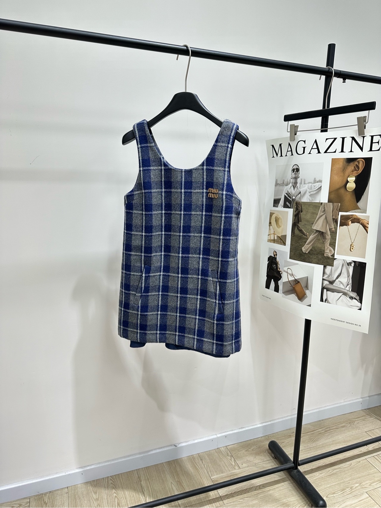 NO:733171,[M blue and gray plaid tweed U-neck tank top], made of wool tweed, color gray and blue plaid, this is a blue and gray plaid sleeveless tank top. It is made of wool tweed fabric, with a thick and drapey texture. It is suitable for spring and autumn. The design is simple and retro, with small badges on the chest. It has pockets on both sides, and the version is loose and comfortable. It has a college style and British temperament. Whether worn alone or layered, it can easily create various styles such as literature, leisure, and commuting. It is a versatile 'universal item' in the wardrobe.  Flat size S shoulder width 32, bust 86, skirt length 77 M shoulder width 33, bust 90, skirt length 78 L shoulder width 34, bust 94, skirt length 79 There will be an error of 2 to 3cm in manual measurement, which is within the normal range,,skirts,19860909【M蓝灰格纹粗花呢U领背心裙】 ,面料羊毛粗花呢 颜色灰蓝格子 这是蓝灰格纹无袖背心裙 采用羊毛粗花呢面料,质感厚实有垂感 适合春秋季节穿着 设计简约复古,胸前有小徽章点缀 两侧带口袋,版型宽松舒适 自带学院风与英伦气质 无论是单穿还是叠穿 都能轻松打造文艺、休闲、通勤等多种风格 是衣橱里百搭的“万能单品” 平铺尺码 S肩宽32,胸围86,裙长77 M肩宽33,胸围90,裙长78 L肩宽34,胸围94,裙长79 手工测量会有2～3cm误差属于正常范围,,skirts,,Women's clothing