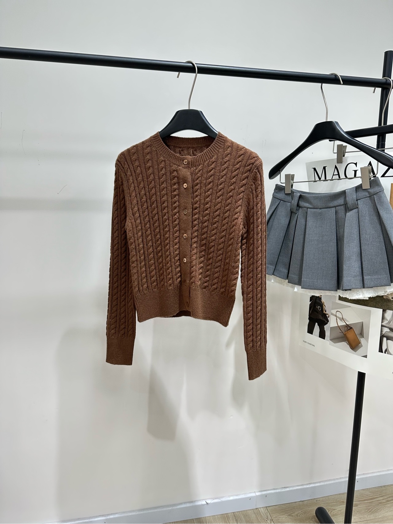 NO:733176,[M coffee logo twist round neck long-sleeved cardigan], fabric cashmere, color coffee, this coffee color twist knitted short sweater adopts classic cable knitting technology. The texture is three-dimensional and textured, and the version is slim and slim. The short design elongates the leg proportions and is a versatile tool for autumn and winter wardrobes. It can be easily controlled whether it is daily commuting, dating, shopping, or leisure outings. It has a lot of matching space. Flat size  S Shoulder width 38, bust 80 stretch, length 49, sleeve length 59 M Shoulder width 39, bust 84 stretch, length 51, sleeve length 60 L Shoulder width 40, bust 88 stretch, length 53, sleeve length 61 Manual measurement will have an error of 2 to 3cm, which is normal,,sweaters,19860909【M咖色徽标麻花圆领长袖开衫】 ,面料羊绒 颜色咖色 这款咖色麻花针织短款毛衣 采用经典绞花编织工艺 纹理立体有质感,版型修身显瘦 短款设计拉长腿部比例,是秋冬衣橱的百搭利器 无论是日常通勤、约会逛街 还是休闲出游 都能轻松驾驭,搭配空间极大 平铺尺码 S肩宽38,胸围80弹力,衣长49,袖长59 M肩宽39,胸围84弹力,衣长51,袖长60 L肩宽40,胸围88弹力,衣长53,袖长61 手工测量会有2～3cm误差属于正常范围,,sweaters,,Women's clothing