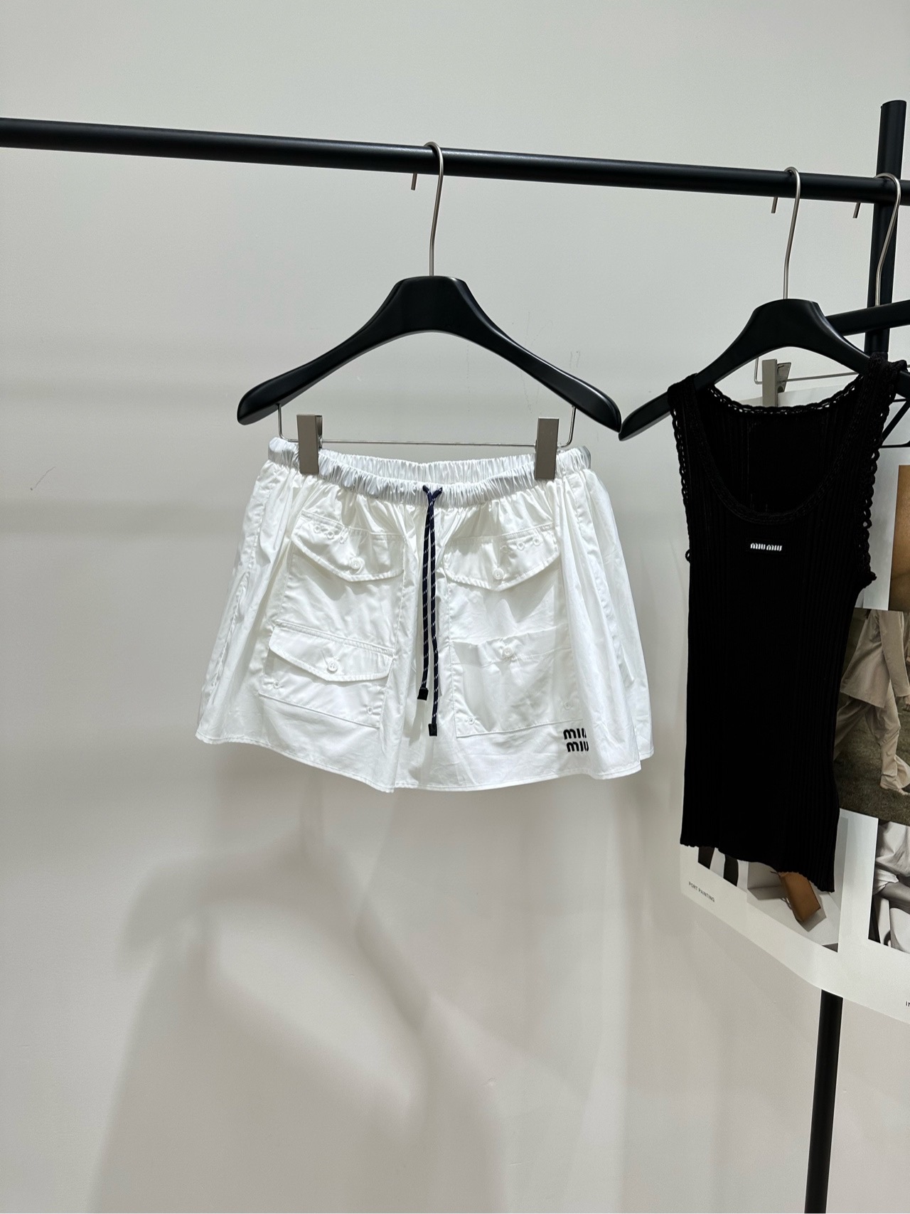 NO:733191,[M white drawstring casual workwear skirt], made of 100% cotton and white in color. This Miu* white workwear skirt is made of light and crisp fabric, with a drawstring waist and multi-pocket design. It has both a sense of functionality and a girly feel. The letters on both sides of the skirt are decorated with low-key yet brand recognition. It is a versatile and eye-catching item in the spring and summer wardrobe. Whether it is daily outings, dates or light commuting, it can be easily controlled and has a lot of matching space. The size chart has anti-exposure lining shorts.  S waist 66 elastic, hip 110, skirt length 32 M waist 70 elastic, hip 114, skirt length 33 L waist 74 elastic, hip 118, skirt length 34 There will be an error of 2 to 3cm in manual measurement, which is within the normal range,,miumiu,skirts,shorts,19860909【M白色抽绳休闲工装半裙】 ,面料全棉 颜色白色 这款Miu*白色工装短裙 采用轻盈挺括的面料 搭配抽绳腰头和多口袋设计 兼具机能感与少女气息 裙身两侧的字母标点缀 低调又不失品牌辨识度 是春夏衣橱里百搭又吸睛的单品 无论是日常出街、约会还是轻度通勤 都能轻松驾驭,搭配空间极大 尺码表有防走光内衬短裤 S腰围66弹力,臀围110,裙长32 M腰围70弹力,臀围114,裙长33 L腰围74弹力,臀围118,裙长34 手工测量会有2～3cm误差属于正常范围,,miumiu,skirts,shorts,,Women's clothing
