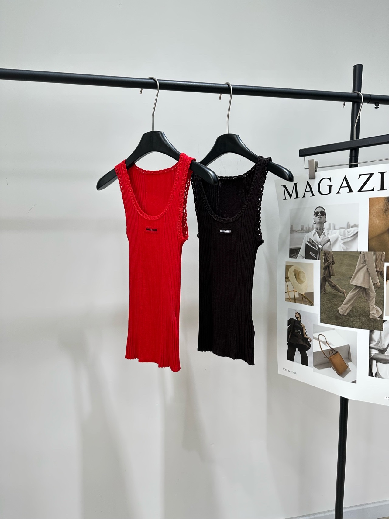 NO:733152,[M Handmade Lace Logo Knitted Stretch Vest], made of wool, color red, black coffee. This knitted vest is made of vertical striped rib fabric. The neckline and shoulders are spliced with exquisite lace. There is a small logo embellishment on the chest, and the design is simple and a little sexy. It is a versatile inner wear or single wear item, whether it is daily commuting, casual outings, or sports and fitness. It can be easily worn whether it is for daily commuting, casual outings, or sports and fitness. It is especially suitable for layering or wearing alone in spring and summer to create a high-end look. Flat size  S Shoulder width 25, bust 44, high elasticity, length 56 M Shoulder width 26, bust 48, high stretch, length 57 L Shoulder width 27, bust 52, high stretch, length 50 Manual measurement will have an error of 2 to 3cm, which is normal.19860909【M手工花边徽标针织弹力背心】 ,面料羊毛 颜色红色、黑咖色 这款针织背心采用竖条纹罗纹面料 领口和肩部拼接精致蕾丝花边 胸前有小logo点缀,设计简约又带点小性感 是百搭的内搭或单穿单品 无论是日常通勤、休闲出街 还是运动健身,都能轻松驾驭 尤其适合春夏季节叠穿或单穿 打造高级感穿搭 平铺尺码 S肩宽25,胸围44弹力大,衣长56 M肩宽26,胸围48弹力大,衣长57 L肩宽27,胸围52弹力大,衣长50 手工测量会有2～3cm误差属于正常范围,,,Women's clothing