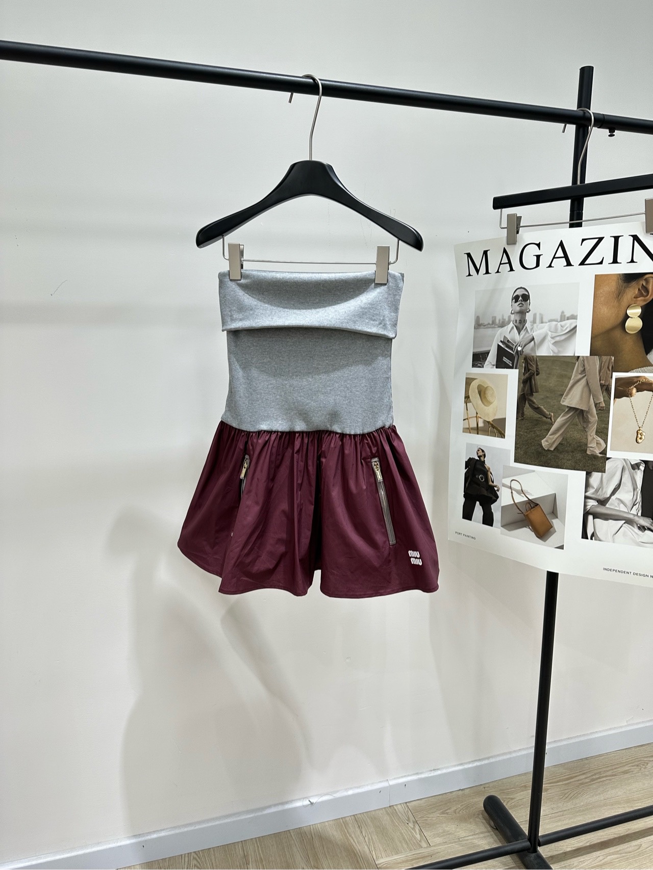 NO:733162,[M burgundy and gray double zipper tube top skirt], fabric cotton + polyester fiber, color burgundy and gray, this spliced tube top skirt is full of design. The upper body is a gray ribbed knitted tube top. The lower body is a burgundy high-waisted puffy skirt. There are silver zippers on both sides. The overall style is both sweet, cool and sporty. It is suitable for creating a personalized yet girly look. Whether worn alone or layered, it can easily become the focus of the outfit. Flat size  S bust 66 stretch, waist 62 stretch, skirt length 67 M bust 70 stretch, waist 66 stretch, skirt length 68 L waist 74 stretch, waist 70 stretch, skirt length 69 There will be an error of 2 to 3cm in manual measurement, which is within the normal range,,skirts,19860909【M酒红拼灰双拉链抹胸裙】 ,面料棉+聚酯纤维 颜色酒红拼灰 这款拼接抹胸短裙设计感十足 上半身是灰色螺纹针织抹胸 下半身是酒红色高腰蓬蓬短裙 两侧带有银色拉链装饰 整体风格兼具甜酷与运动感 适合打造个性又不失少女感的造型 无论是单穿还是叠穿,都能轻松成为穿搭焦 平铺尺码 S胸围66弹力,腰围62弹力,裙长67 M胸围70弹力,腰围66弹力,裙长68 L腰围74弹力,腰围70弹力,裙长69 手工测量会有2～3cm误差属于正常范围,,skirts,,Women's clothing