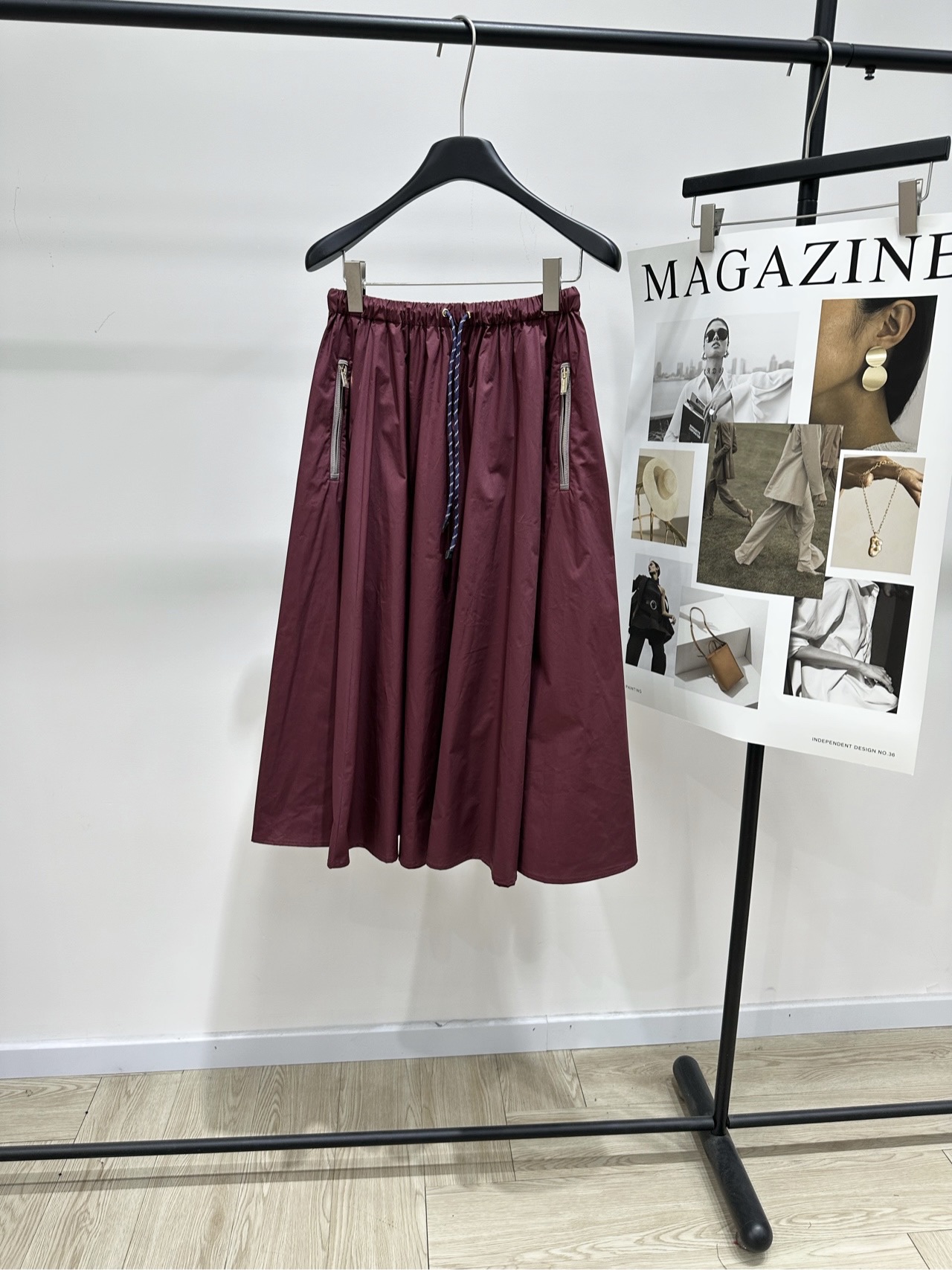 NO:733170,[M burgundy drawstring A-line mid-length skirt], made of nylon windproof fabric, color burgundy. This is a burgundy drawstring A-line skirt. It is made of light and crisp nylon or windproof fabric. It has metal zipper pockets on both sides. The waist is designed with elastic drawstring. The overall style is both sports and leisure and urban fashion. It is a representative item that combines the brand's iconic 'functional style' with 'feminine tailoring'. It is suitable for creating daily looks with rich layers and distinctive personality. Flat size  S waist 66 elasticity, hip circumference not limited, skirt length 77 M waist 70 elasticity, hip circumference not limited, skirt length 78 L waist 74 elasticity, hip circumference not limited, skirt length 79 There will be an error of 2 to 3cm in manual measurement, which is within the normal range,,skirts,19860909【M酒红色抽绳A字中长半裙】 ,面料尼龙防风面料 颜色酒红 这是一款酒红色的抽绳A字半裙 采用轻盈挺括的尼龙或防风面料 两侧设有金属拉链口袋 腰部为松紧抽绳设计 整体风格兼具运动休闲与都市时髦感 是品牌标志性的“机能风” 与“女性化剪裁”结合的代表单品 适合打造层次丰富、个性鲜明的日常造型 平铺尺码 S腰围66弹力,臀围不限,裙长77 M腰围70弹力,臀围不限,裙长78 L腰围74弹力,臀围不限,裙长79 手工测量会有2～3cm误差属于正常范围,,skirts,,Women's clothing