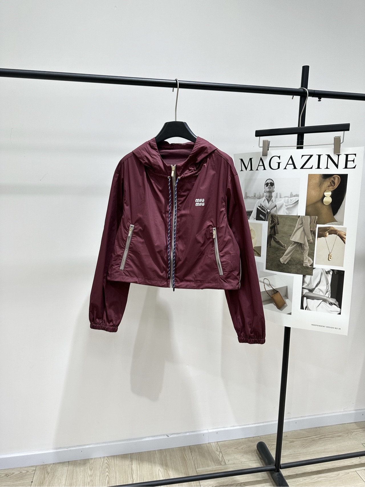 NO:733190,[M burgundy hooded sun protection windbreaker jacket], fabric nylon windproof fabric, color burgundy, this Miu* burgundy hooded short jacket is made of lightweight windproof fabric, with metal zipper and drawstring design. The brand's iconic letter embroidery is embellished on the chest. The overall style is both sporty and high-fashion. The short cut can effectively lengthen the leg line. It is a versatile item for spring outings, daily commuting or brand events. Whether it is paired with skirts or trousers, it can easily create a fashionable look. Flat size  S shoulder width 51, chest circumference 112, length 52, sleeve length 61 M shoulder width 52, chest circumference 116, length 53, sleeve length 62 L shoulder width 53, bust 120, length 54, sleeve length 63 Manual measurement will have an error of 2 to 3cm, which is within the normal range,,miumiu,skirts,jackets & coats,jackets & coats,hats,19860909【M酒红色连帽防晒风衣外套】 ,面料尼龙防风面料 颜色酒红色 这款Miu*酒红色连帽短款夹克 采用轻盈防风面料 搭配金属拉链和抽绳设计 胸前点缀品牌标志性字母刺绣 整体风格兼具运动感与高级时尚感 短款剪裁能有效拉长腿部线条 是春季出街、日常通勤或品牌活动的百搭单品 无论是搭配裙装还是裤装 都能轻松打造时髦造型 平铺尺码 S肩宽51,胸围112,衣长52,袖长61 M肩宽52,胸围116,衣长53,袖长62 L肩宽53,胸围120,衣长54,袖长63 手工测量会有2～3cm误差属于正常范围,,miumiu,skirts,jackets & coats,jackets & coats,hats,,Women's clothing