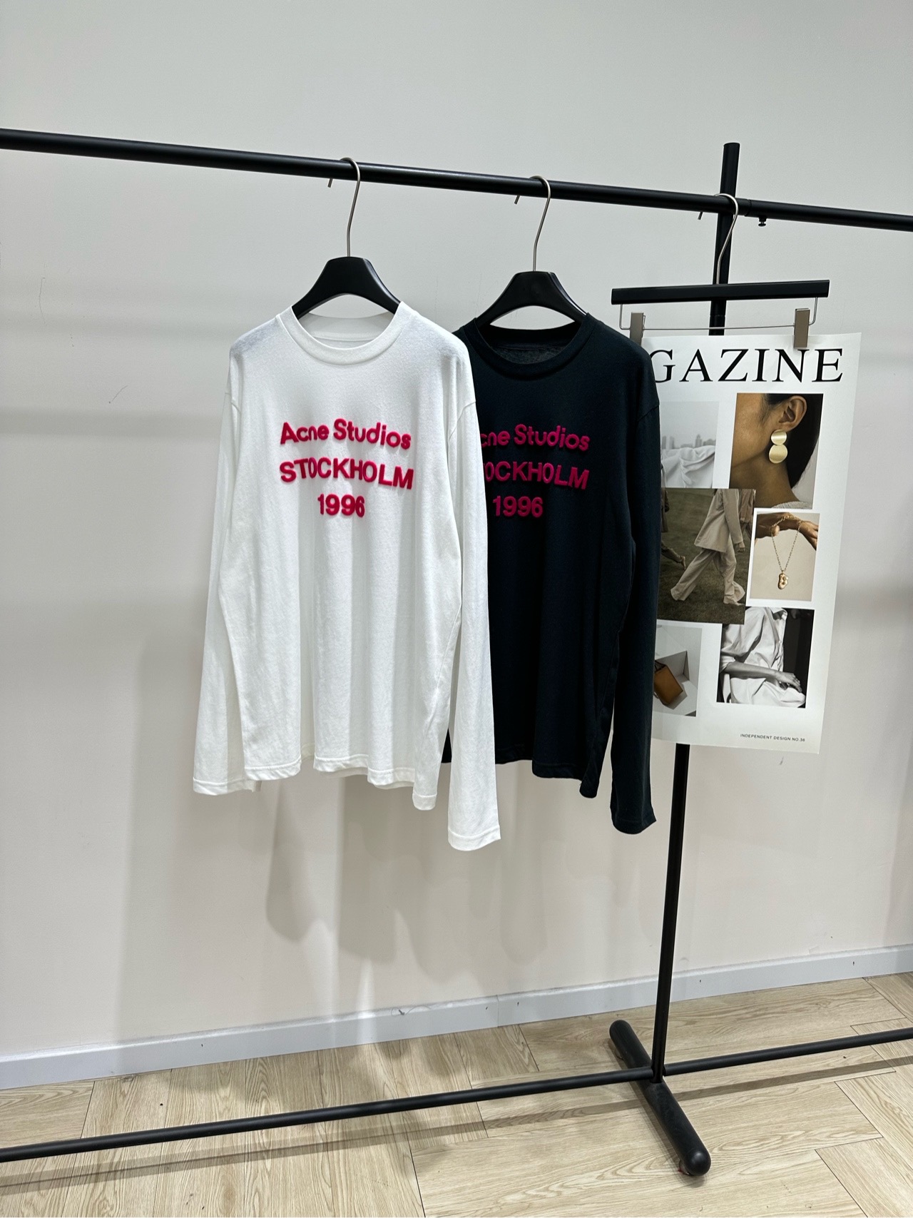 NO:733206,[AC fluorescent letter printed long-sleeved T-shirt], made of 100% cotton, color white, black, Acne Studios 1996 series flocked long-sleeved T-shirt, classic Stockholm wording + rose red flocking logo, highly recognizable, pure cotton material, soft and skin-friendly, loose fit, comfortable and fashionable. The white model is fresh and versatile, and the black model is very cool. It can be easily worn in daily life or festivals. The flocking process makes the logo more three-dimensional. The details are perfect and it is one of the brand's iconic designs. A must-have for fashion lovers!  Flat size S Shoulder width 50, bust 118, length 70, sleeve length 68 M Shoulder width 51, chest 122, length 71, sleeve length 69 L Shoulder width 52, bust 126, length 72, sleeve length 70 Manual measurement will have an error of 2 to 3cm, which is within the normal range, Acne studios, dior, tees, t-shirt,19860909【AC荧光字母印花长袖T】 ,面料全棉 颜色白色、黑色 Acne Studios1996系列植绒长袖T恤 经典Stockholm字样+玫红植绒Logo 辨识度超高,纯棉材质,柔软亲肤 宽松版型,舒适又时髦 白色款清新百搭,黑色款酷感十足 日常或节日都能轻松驾驭 植绒工艺让Logo更立体 细节满分,是品牌标志性设计之一 潮流爱好者必入! 平铺尺码 S肩宽50,胸围118,衣长70,袖长68 M肩宽51,胸围122,衣长71,袖长69 L肩宽52,胸围126,衣长72,袖长70 手工测量会有2～3cm误差属于正常范围,,acne studios,dior,tees，t-shirt,,Women's clothing