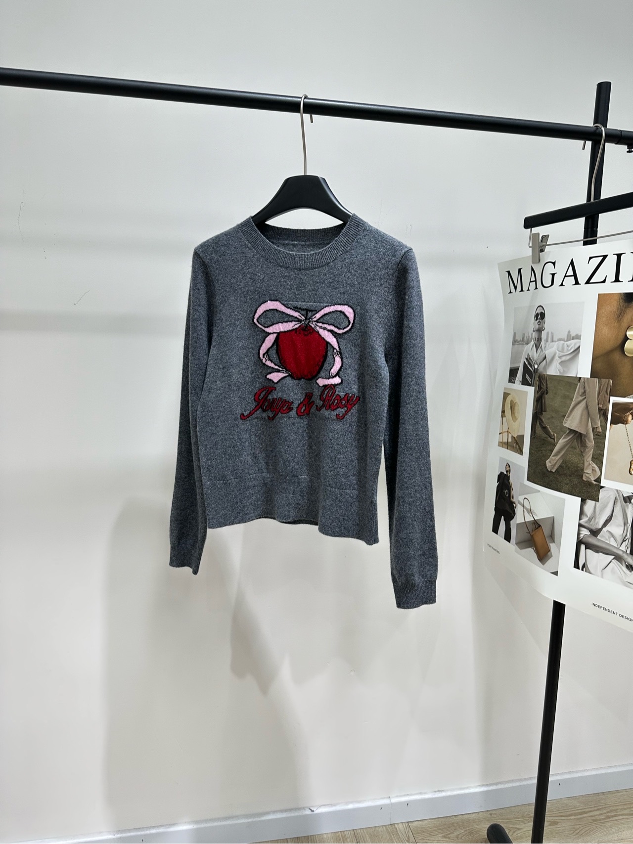 NO:734948,[JR gray bow apple long-sleeved crew neck sweater], made of wool, color gray, 'Lucky Fruit' series sweater co-branded by JORY* and Zhao Lusi, gray crew neck design, red apple + pink bow embroidery on the chest is super eye-catching, paired with 'JORYA & Rosy' words, full of girly feel, sheep wool material, soft and comfortable, just right to wear in spring and autumn, short version, looks great with high-waisted skirts or jeans  Easy to control for commuting, dating and daily life, sweet and versatile. Flat size S shoulder width 37, bust 84, length 51, sleeve length 61 M shoulder width 38, chest 88, length 52, sleeve length 62 L shoulder width 39, bust 92, length 53, sleeve length 63. There will be an error of 2 to 3cm in manual measurement, which is normal, skirts, jeans, sweaters,19860909【JR灰色蝴蝶结苹果长袖圆领毛衣】 ,面料羊毛 颜色灰色 JORY*与赵露思联名的“幸运果”系列针织衫 灰色圆领设计 胸前红色苹果+粉色蝴蝶结刺绣超吸睛 搭配“JORYA & Rosy”字样 少女感满满 绵羊毛材质,柔软舒适 春秋季节穿着刚刚好 短款版型,搭高腰裙或牛仔裤都很出彩 通勤、约会、日常都能轻松驾驭,甜美又百搭 平铺尺码 S肩宽37,胸围84,衣长51,袖长61 M肩宽38,胸围88,衣长52,袖长62 L肩宽39,胸围92,衣长53,袖长63 手工测量会有2～3cm误差属于正常范围,,skirts,jeans,sweaters,,Women's clothing