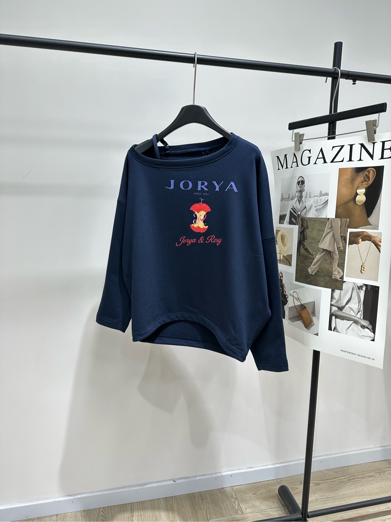 NO:734956,[JR navy blue apple letter print slanted shoulder sweatshirt], made of 100% cotton terry cotton, color navy blue JORY* and Rosy jointly branded 'Lucky Fruit' series slanted shoulder sweatshirt, navy blue main tone + red apple embroidery, full of fairy tale feel. The slanted shoulder design is playful and fashionable, and the loose fit is super comfortable. It is OK for daily leisure and light sports!  High-quality knitted fabric, soft and skin-friendly, perfect for spring wear~ Pair it with a skirt or casual pants, and you can easily get a sweet and cool style. It has both design and practicality!  Flat size S Shoulder width 71, bust 130, length 65, sleeve length 40 M Shoulder width 72, chest 134, length 66, sleeve length 41 L Shoulder width 73, bust 138, length 67, sleeve length 42 Manual measurement will have an error of 2 to 3cm, which is within the normal range, hoodie, sweatshirts, skirts,19860909【JR藏蓝苹果字母印花斜肩卫衣】 ,面料全棉毛圈棉 颜色藏蓝 JORY*与Rosy联名“幸运果”系列斜肩卫衣 藏蓝色主调+红色苹果刺绣,童话感满满 斜肩设计俏皮又时髦,宽松版型超舒适 日常休闲轻运动都OK！ 高品质针织面料,柔软亲肤 春日穿搭超适合～ 搭配半裙或休闲裤,轻松get甜酷风 设计感与实用性兼具！ 平铺尺码 S肩宽71,胸围130,衣长65,袖长40 M肩宽72,胸围134,衣长66,袖长41 L肩宽73,胸围138,衣长67,袖长42 手工测量会有2～3cm误差属于正常范围,,hoodie,sweatshirts,skirts,,Women's clothing