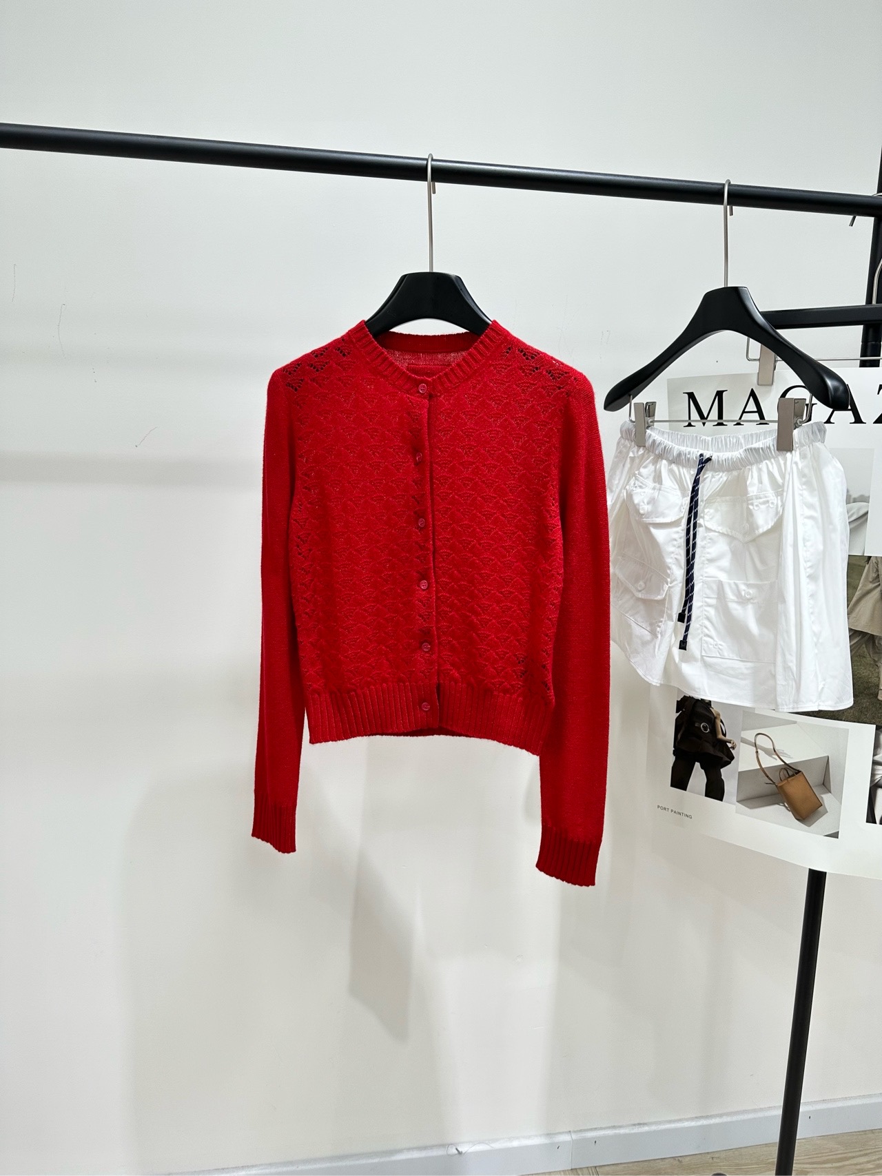 NO:735451,[M Red Geometric Hollow Cashmere Thin Cardigan], made of cashmere, color red. Miu*'s red hollow knitted cardigan is made of rare cashmere. It feels soft and skin-friendly, and is super comfortable to wear!  Classic round neck + exquisite geometric hollow pattern. The short design with full details makes you taller and slimmer. It is super stylish when paired with high-waisted bottoms. The red color is rich and white, filling the festive atmosphere. It is great to wear alone and layered. It is a must-have and versatile item for autumn and winter wardrobes. Flat size S Shoulder width 36, bust 82 stretch, length 48, sleeve length 64 M Shoulder width 37, bust 86 stretch, length 50, sleeve length 65  L shoulder width 38, bust 90 stretch, length 52, sleeve length 66. There will be an error of 2 to 3cm due to manual measurement, which is within the normal range.,miumiu,19860909【M红色几何镂空羊绒薄开衫】 ,面料羊绒 颜色红色 Miu*这款红色镂空针织开衫 选用珍稀山羊绒,触感软糯亲肤,穿着超舒适！ 经典圆领+精致几何镂空花纹 细节满分短款设计显高显瘦 搭配高腰下装超有型 红色浓郁显白,节日氛围感拉满 单穿叠穿都很出彩,是秋冬衣橱必备百搭单品 平铺尺码 S肩宽36,胸围82弹力,衣长48,袖长64 M肩宽37,胸围86弹力,衣长50,袖长65 L肩宽38,胸围90弹力,衣长52,袖长66 手工测量会有2～3cm误差属于正常范围,,miumiu,,Women's clothing