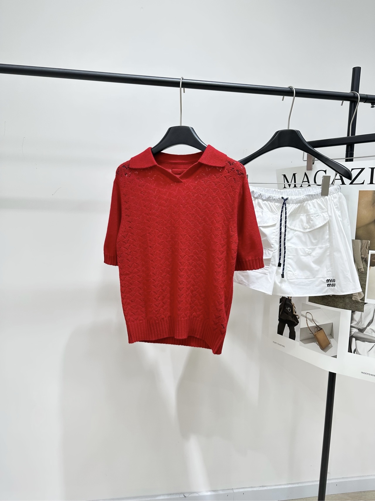 NO:735442,[M red geometric hollow polo knitted short sleeves], fabric cashmere, color red Miu*2026 early spring series red hollow knitted short sleeves. Made of rare cashmere, soft and skin-friendly, with delicate texture. Classic Polo lapel + hollow knitted. The lace texture is ultra-exquisite and full of retro college style. The short-sleeved design is suitable for early spring. The loose tailoring is comfortable and fashionable. It can be easily matched with a variety of styles. The New Year red is super bright, perfect for festivals or daily wear.  Flat size S shoulder width 39, bust 92, length 56, sleeve length 26 M shoulder width 40, chest 96, length 57, sleeve length 27 L shoulder width 41, chest 100, length 58, sleeve length 28 Manual measurement will have an error of 2 to 3cm, which is within the normal range,,miumiu,T-shirt,19860909【M红色几何镂空polo针织短袖】 ,面料羊绒 颜色红色 Miu*2026早春系列红色镂空针织短袖 选用珍稀山羊绒,柔软亲肤,质感细腻 经典Polo翻领+镂空针织 蕾丝纹理超精致,复古学院风满满 短袖设计适合早春,宽松剪裁舒适又时髦 轻松搭配多种风格 新年红色超显气色,节日或日常穿搭都很出彩 平铺尺码 S肩宽39,胸围92,衣长56,袖长26 M肩宽40,胸围96,衣长57,袖长27 L肩宽41,胸围100,衣长58,袖长28 手工测量会有2～3cm误差属于正常范围,,miumiu,T-shirt,,Women's clothing