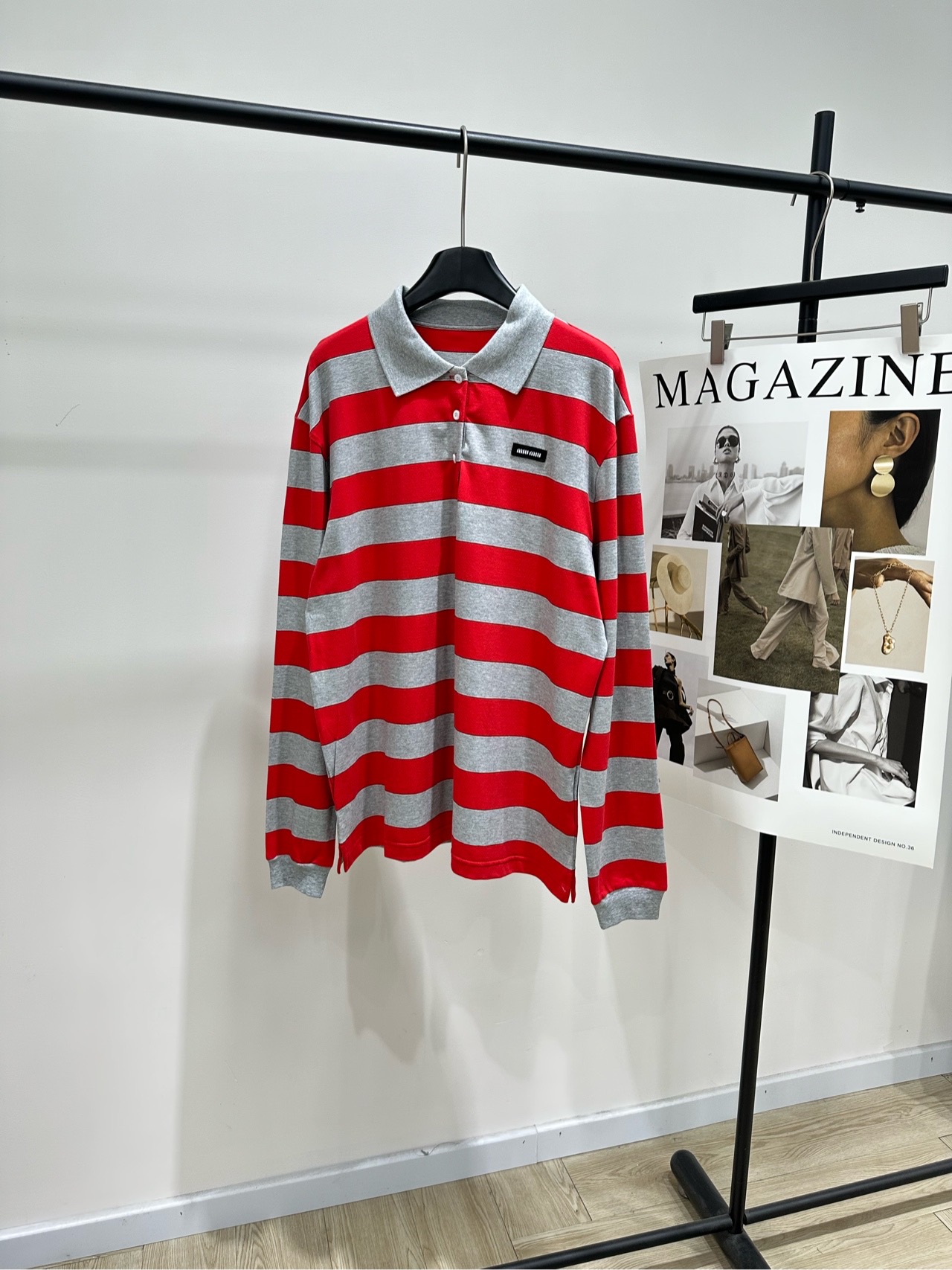 NO:735800,[M red and gray color-blocked striped polo long-sleeved T], made of 100% cotton, color red and gray striped, Mi*2026 early spring series red and gray striped Polo shirt, classic lapel + half zipper design, small logo on the chest is very recognizable, soft cotton blend, comfortable to wear, perfect for spring and autumn!  The red and gray contrasting stripes are retro and sporty. The visual stretch makes you look slimmer and taller. It goes well with jeans or skirts. The loose fit can be easily worn in daily casual or festive wear. It is full of New Year atmosphere. Flat size S shoulder width 50, bust 114, length 69, sleeve length 65 M shoulder width 51, chest 118, length 70, sleeve length 66 L shoulder width 52, chest 122, length 71, sleeve length 67  There will be an error of 2~3cm due to manual measurement, which is within the normal range, skirts, jeans,19860909【M红灰拼色条纹polo长袖T】 ,面料全棉 颜色红灰条纹 Mi*2026早春系列红灰条纹Polo衫 经典翻领+半拉链设计 胸前小Logo超有辨识度 柔软棉质混纺,穿着舒适,春秋季节超适合！ 红灰撞色条纹复古又运动 视觉拉伸显瘦显高 搭配牛仔裤或半裙都很出彩 宽松版型,日常休闲或节日穿搭都能轻松驾驭 新年氛围感满满 平铺尺码 S肩宽50,胸围114,衣长69,袖长65 M肩宽51,胸围118,衣长70,袖长66 L肩宽52,胸围122,衣长71,袖长67 手工测量会有2～3cm误差属于正常范围,,skirts,jeans,,Women's clothing