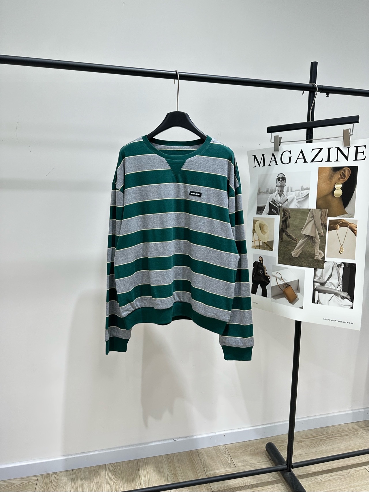 NO:736212,[M gray and green striped double-layer round neck long-sleeved T-shirt], made of 100% cotton, color gray and green stripes, Miu*26SS green and gray striped long-sleeved T-shirt, classic horizontal stripe design, dark green + gray color scheme, low-key and textured, soft and comfortable knitted fabric, Oversize version is super lazy and casual, round neck can be layered with shirts or necklaces, perfect layering!  The cuffs are ribbed and the details are exquisite. It can be easily used for daily commuting or leisure. Pair with pleated skirts or jeans. You can switch between sweet and cool or retro style at will~ Flat size S Shoulder width 58, chest 120, length 66, sleeve length 64 M Shoulder width 59, chest 124, length 68, sleeve length 65 L Shoulder width 60, chest 128, length 70, sleeve length 66  There will be an error of 2 to 3cm due to manual measurement, which is within the normal range, Miumiu, versace, skirts, jeans, shirts, tees, t-shirt, necklace,19860909【M灰绿拼色条纹双层圆领长袖T】 ,面料全棉 颜色灰绿条纹 Miu*26SS绿灰条纹长袖T恤 经典横条纹设计,墨绿+灰色配色 低调又有质感 针织面料柔软舒适 Oversize版型超显慵懒随性 圆领可叠穿衬衫或项链,层次感满分！ 袖口罗纹收口,细节精致 日常通勤、休闲都能轻松驾驭 搭配百褶裙或牛仔裤 甜酷or复古风随心切换～ 平铺尺码 S肩宽58,胸围120,衣长66,袖长64 M肩宽59,胸围124,衣长68,袖长65 L肩宽60,胸围128,衣长70,袖长66 手工测量会有2～3cm误差属于正常范围,,miumiu,versace,skirts,jeans,shirts,tees，t-shirt,necklace,,Women's clothing