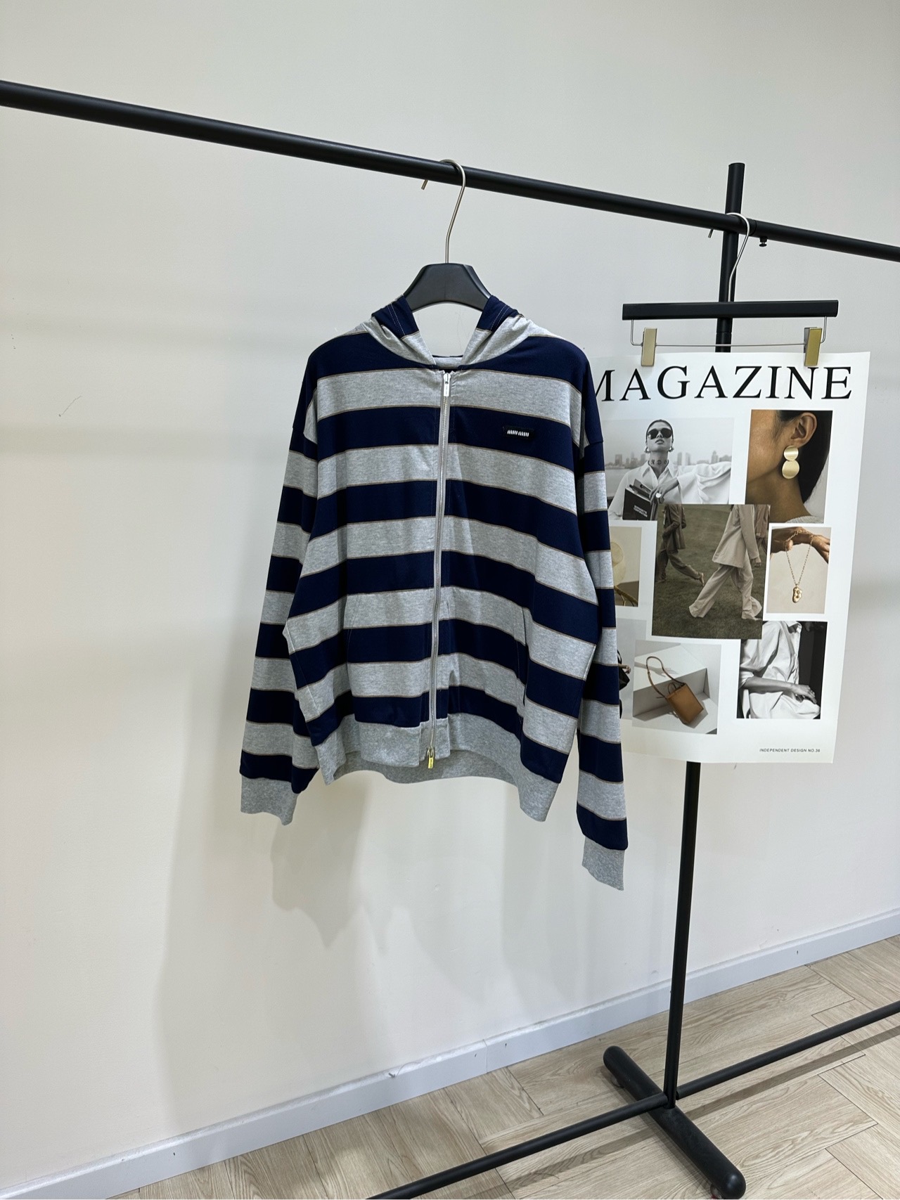 NO:736206,[M gray and blue zippered hooded double-layer sports coat], made of 100% cotton, blue and gray color matching, Miu*'s navy + hemp gray striped hooded sweatshirt is made of high-count cotton blended fabric, soft and crisp, super comfortable to wear!  Loose, dropped shoulder design accommodates a variety of body types. Easy to carry with a lazy and casual style. Metal zipper + hooded drawstring, practical and detailed. Mini logo embroidery on the side low-key highlights the brand identity. It is suitable for daily casual and early spring wear. Comfortable and fashionable. Flat size S shoulder width 55, bust 132, length 63, sleeve length 62 M shoulder width 56, bust 136, length 65, sleeve length 63  L shoulder width 57, chest 140, length 67, sleeve length 64. There will be an error of 2 to 3cm due to manual measurement, which is within the normal range. Miumiu, hoodie, sweatshirts, jackets & coats, hats,19860909【M灰蓝拉链连帽双层运动外套】 ,面料全棉 颜色蓝灰拼色 Miu*这款藏青+麻灰条纹连帽卫衣 高支棉混纺面料,柔软又挺括,穿着超舒适！ 宽松落肩设计,包容多种身材 慵懒随性风格轻松拿捏 金属拉链+连帽抽绳,实用又有细节感 侧边迷你徽标刺绣低调彰显品牌身份 日常休闲、早春穿搭都很OK 舒适时髦两不误 平铺尺码 S肩宽55,胸围132,衣长63,袖长62 M肩宽56,胸围136,衣长65,袖长63 L肩宽57,胸围140,衣长67,袖长64 手工测量会有2～3cm误差属于正常范围,,miumiu,hoodie,sweatshirts,jackets & coats,hats,,Women's clothing