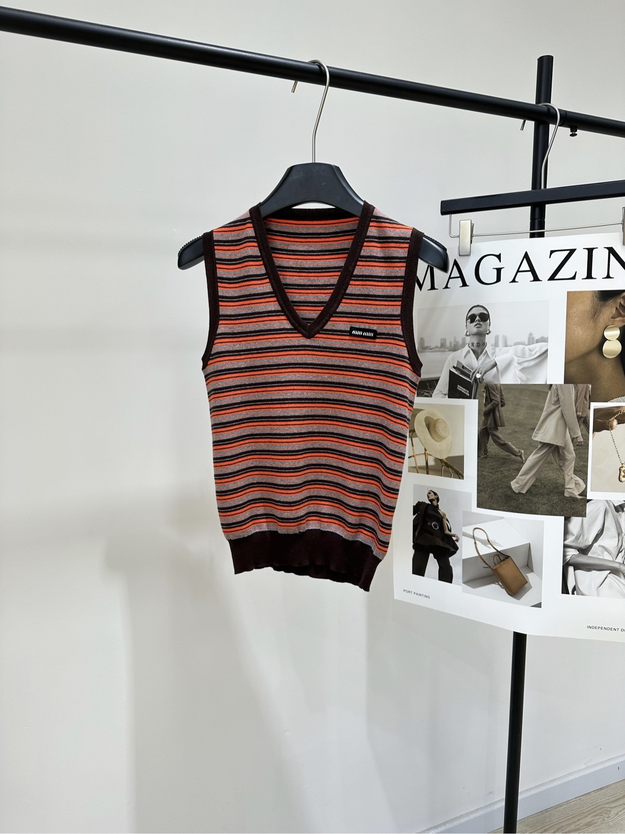 NO:736194,[M orange brown striped V-neck knitted vest], fabric 100+ wool, color orange brown striped Miu*2026 early spring series striped knitted vest, orange, brown and black three-color horizontal stripes, V-neck sleeveless design, retro American style, super atmospheric!  Branded woven label on the left chest, full of details. The knitted fabric is soft and comfortable. The loose fit is perfect for layering or wearing alone. Pair it with a high-waisted skirt or jeans, and you can easily get a sweet or casual style~ It can be easily used for daily outings and parties, fashionable and versatile. Flat size S shoulder width 33, bust 76 stretch, length 55 M shoulder width 34, bust 80 stretch, length 56 L shoulder width 35, bust 84 stretch, length 57  There will be an error of 2 to 3cm due to manual measurement, which is within the normal range,,miumiu,skirts,jeans,19860909【M橙色棕条纹V领针织背心】 ,面料100+羊毛 颜色橙色棕条纹 Miu*2026早春系列条纹针织背心 橙棕黑三色横条纹,V领无袖设计 复古美式风格超有氛围感！ 左胸品牌织唛,细节满分 针织面料柔软舒适 宽松版型叠穿或单穿都很OK 搭配高腰裙or牛仔裤,轻松get甜酷or休闲风～ 日常出街、聚会都能轻松驾驭,时髦又百搭 平铺尺码 S肩宽33,胸围76弹力,衣长55 M肩宽34,胸围80弹力,衣长56 L肩宽35,胸围84弹力,衣长57 手工测量会有2～3cm误差属于正常范围,,miumiu,skirts,jeans,,Women's clothing