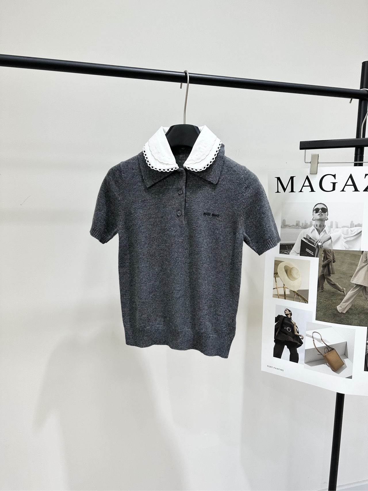 NO:736628,[M gray lace doll collar polo knitted short sleeves], material cashmere, color gray Miu*2026 early spring series gray cashmere sweater, soft and skin-friendly, white doll collar is detachable, lace is super exquisite, fake two-piece design, both preppy and sweet. The slim fit outlines the figure, gray is low-key and versatile. It can be easily managed for commuting and leisure. Pair it with a skirt or high-waist pants, elegant and age-reducing. Easily get a sweet and cool style!  Flat size S shoulder width 33, bust 80 stretch, length 55, sleeve length 22 M shoulder width 34, chest 84 stretch, length 56, sleeve length 23 L shoulder width 35, chest 88 stretch, length 57, sleeve length 24 Manual measurement will have an error of 2 to 3cm, which is within the normal range,,miumiu,skirts,T-shirt,19860909【M灰色花边娃娃领polo针织短袖】 ,面料羊绒 颜色灰色 Miu*2026早春系列灰色羊绒针织衫 柔软亲肤,白色娃娃领可拆卸 蕾丝花边超精致 假两件设计,学院风与甜美感兼具 修身版型勾勒身形,灰色低调百搭 通勤休闲都能轻松驾驭 搭配半裙或高腰裤,优雅又减龄 轻松get甜酷风穿搭！ 平铺尺码 S肩宽33,胸围80弹力,衣长55,袖长22 M肩宽34,胸围84弹力,衣长56,袖长23 L肩宽35,胸围88弹力,衣长57,袖长24 手工测量会有2～3cm误差属于正常范围,,miumiu,skirts,T-shirt,,Women's clothing