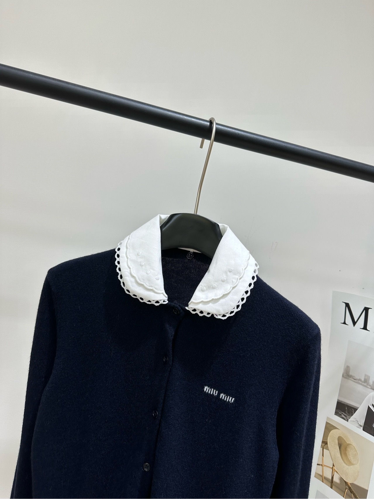 【M藏蓝花边娃娃领单排扣开衫】 🔺，面料：100%羊绒 颜色，藏蓝 💙Miu*2026春夏系列羊绒针织开衫 100%羊绒