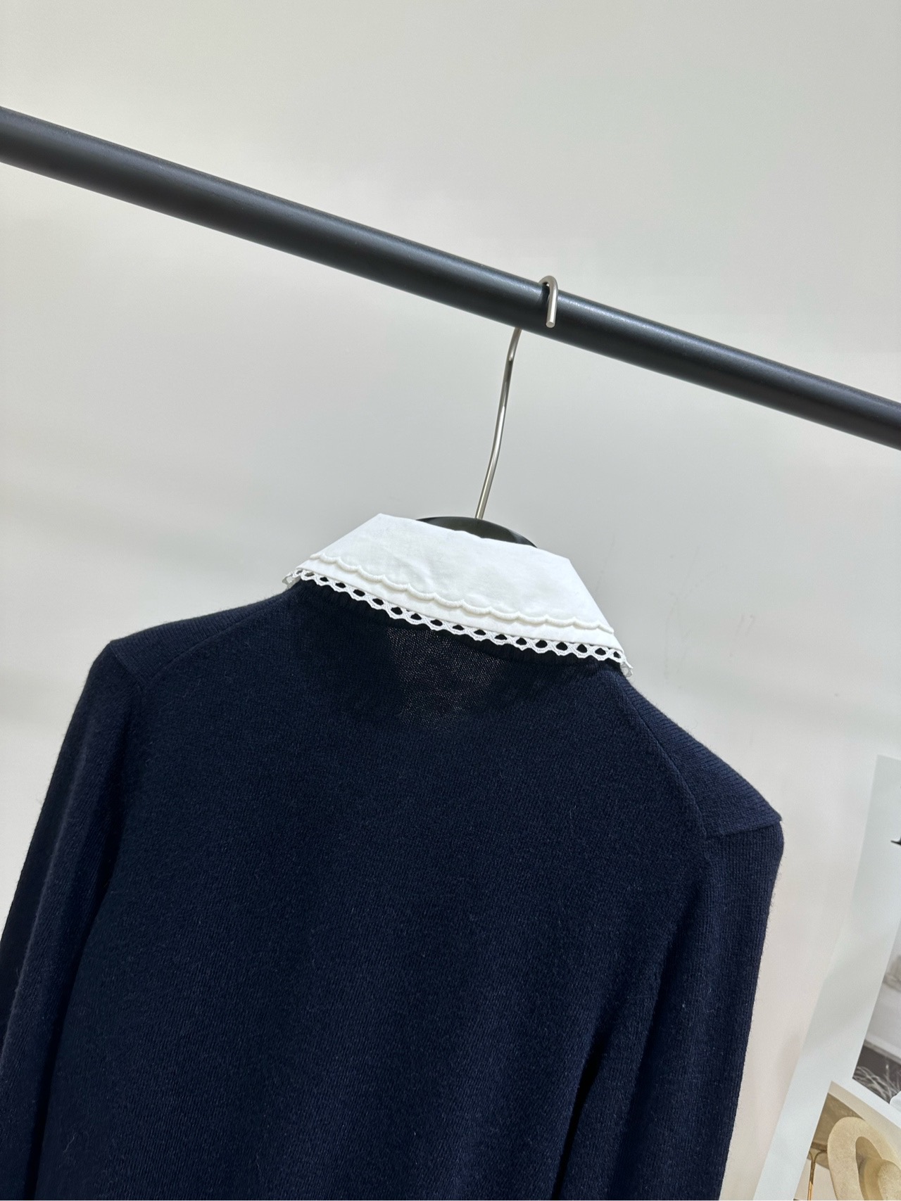 【M藏蓝花边娃娃领单排扣开衫】 🔺，面料：100%羊绒 颜色，藏蓝 💙Miu*2026春夏系列羊绒针织开衫 100%羊绒