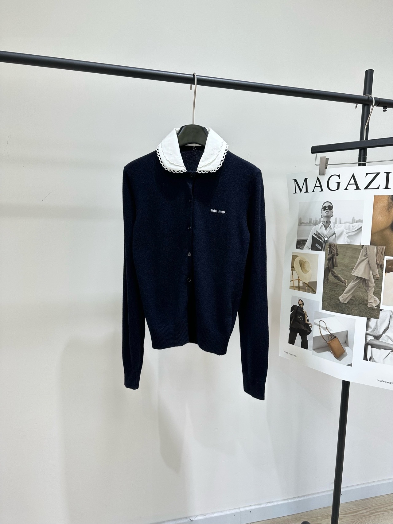 NO:736616,[M navy lace doll collar single-breasted cardigan], fabric cashmere, color, navy blue Miu*2026 spring and summer series cashmere knitted cardigan. Cashmere material, soft and skin-friendly. Dark blue tone + detachable white doll collar. Fake two-piece design with super layered feel. Brand embroidery on the chest, perfect details. You can easily control the college style or sweet and cool style!  It looks great with pleated skirts and wide-leg pants. It can be worn for daily commuting, comfortable and fashionable. It is a high-end item with both practicality and design~ Flat size S Shoulder width 36, bust 80 stretch, length 57, sleeve length 65 M Shoulder width 37, bust 84 stretch, length 58, sleeve length 66 L Shoulder width 38, bust 88 stretch, length 59, sleeve length 67  There will be an error of 2~3cm due to manual measurement, which is within the normal range,,miumiu,skirts,19860909【M藏蓝花边娃娃领单排扣开衫】 ,面料羊绒 颜色,藏蓝 Miu*2026春夏系列羊绒针织开衫 羊绒材质,柔软亲肤 深蓝色调+可拆卸白色娃娃领 假两件设计超有层次感 胸前品牌刺绣,细节满分 学院风or甜酷风都能轻松驾驭！ 搭配百褶裙、阔腿裤都很出彩 通勤日常都能穿,舒适又时髦 是实用与设计感兼具的高端单品～ 平铺尺码 S肩宽36,胸围80弹力,衣长57,袖长65 M肩宽37,胸围84弹力,衣长58,袖长66 L肩宽38,胸围88弹力,衣长59,袖长67 手工测量会有2～3cm误差属于正常范围,,miumiu,skirts,,Women's clothing