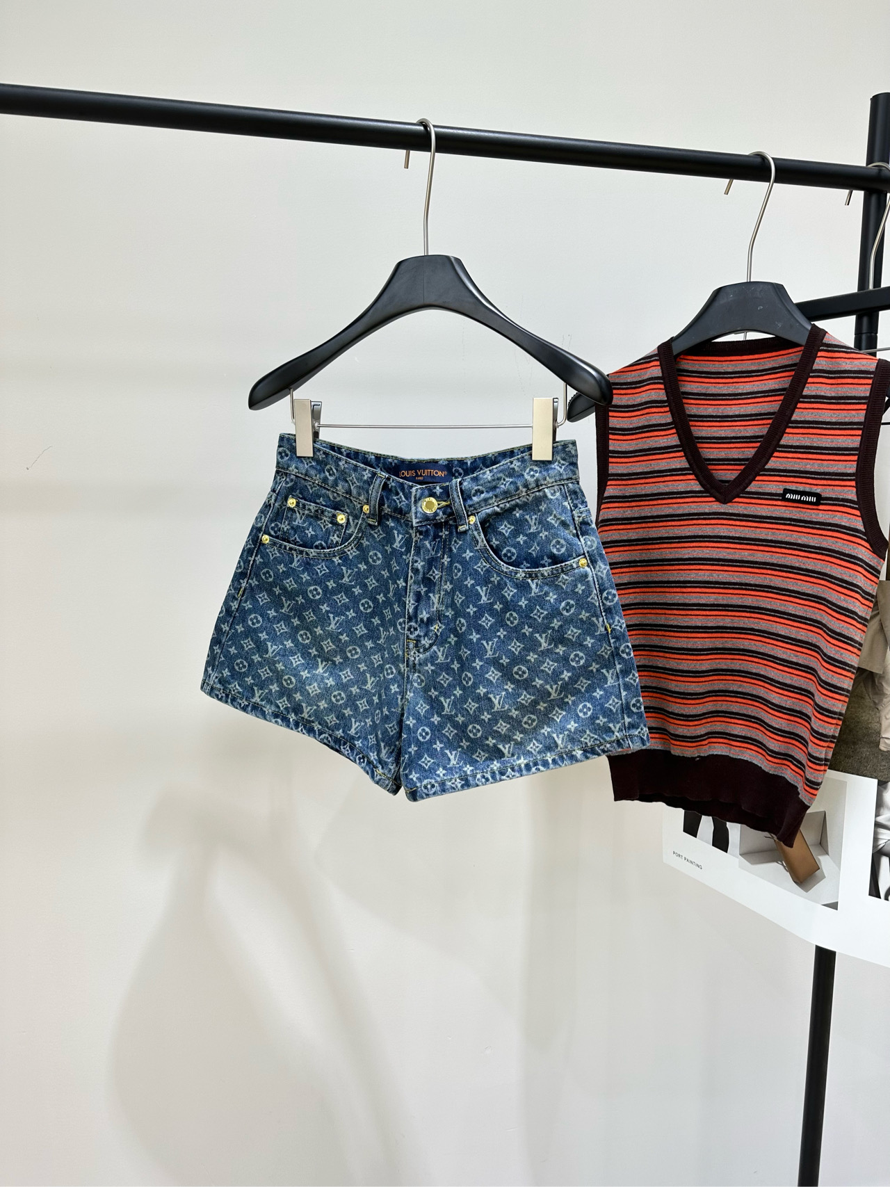 NO:737437,[LV four-leaf clover all-over printed denim shorts], fabric denim cotton, color blue, LV 2025 spring and summer new presbyopic denim shorts, classic Monogram all-over printing + washed blue, retro and fashionable, high-waisted straight design, metal buttons & zippers, exquisite details, comfortable and easy to wear. It can be easily paired with a T-shirt or shirt for daily outings and vacations. Easily get a sense of luxury!  Flat size S waist 68, hips 96, pants length 35 M waist 72, hips 100, pants length 36 L waist 76, hips 104, pants length 37 Manual measurement will have an error of 2 to 3cm, which is within the normal range, louis vuitton, shorts, shirts, tees, t-shirt,19860909【lv四叶草满印牛仔短裤】 ,面料牛仔棉 颜色蓝色 LV 2025春夏新款老花牛仔短裤 经典Monogram满印+水洗蓝色,复古又时髦 高腰直筒设计,金属纽扣&拉链 细节精致,舒适好穿 日常出街、度假都能轻松搭配T恤或衬衫 轻松get高级感！ 平铺尺码 S腰围68,臀围96,裤长35 M腰围72,臀围100,裤长36 L腰围76,臀围104,裤长37 手工测量会有2～3cm误差属于正常范围,,louis vuitton,shorts,shirts,tees，t-shirt,,Women's clothing