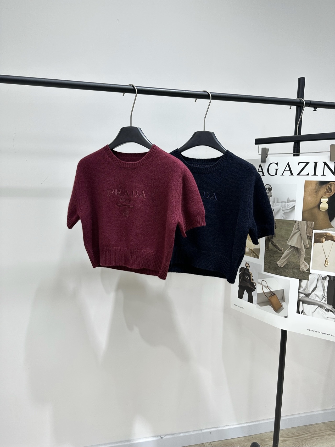 NO:738397,[P retro letter embroidery knitted short-sleeve], fabric 70% wool 30% cashmere, color burgundy, navy Prada burgundy short-sleeved sweater, soft knitted fabric, round neck design, simple logo embroidery on the chest, very recognizable, short cut, paired with high-waist skirt or trousers, easily highlight the waistline, retro and fashionable!  The burgundy color is full and mellow, and can be easily worn during festivals or daily life. It looks great when worn alone and has a perfect sense of layering. It is a must-have and versatile item for autumn and winter wardrobes ~ Flat size S Shoulder width 39, bust 98, dress length 41, sleeve length 21 M Shoulder width 40, chest 102, dress length 42, sleeve length 22 L Shoulder width 41, bust 106, dress length 43, sleeve length 23  There will be an error of 2-3cm due to manual measurement, which is within the normal range, prada, skirts, T-shirts,19860909【P复古字母刺绣针织短袖】 ,面料70羊毛30羊绒 颜色酒红、藏蓝 Prada酒红色短袖针织衫 柔软针织面料 圆领设计简约胸前Logo刺绣超有辨识度 短款剪裁,搭配高腰裙或裤装 轻松凸显腰线,复古又时髦！ 酒红色饱满醇厚,节日或日常都能轻松驾驭 单穿叠穿都很出彩,层次感满分 是秋冬衣橱必备百搭单品～ 平铺尺码 S肩宽39,胸围98,衣长41,袖长21 M肩宽40,胸围102,衣长42,袖长22 L肩宽41,胸围106,衣长43,袖长23 手工测量会有2～3cm误差属于正常范围,,prada,skirts,T-shirt,,Women's clothing